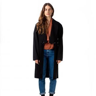 Gabrielle est une pièce unisexe et hybride qui se situe entre la veste costume et le trench de la marque.