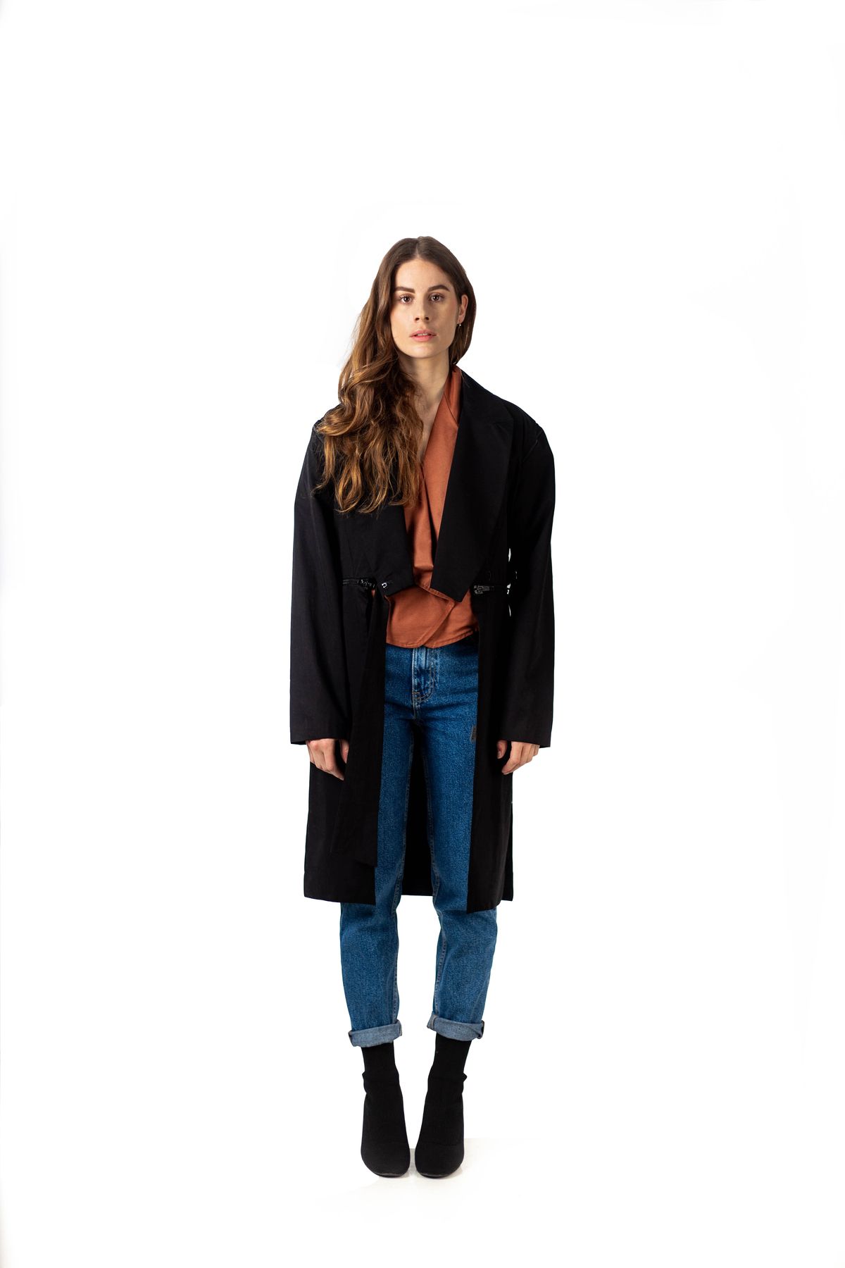 Veste costume et trench unisexe ANTAGONY Gabrielle est une pièce unisexe et hybride qui se situe entre la veste costume et le trench de la marque.