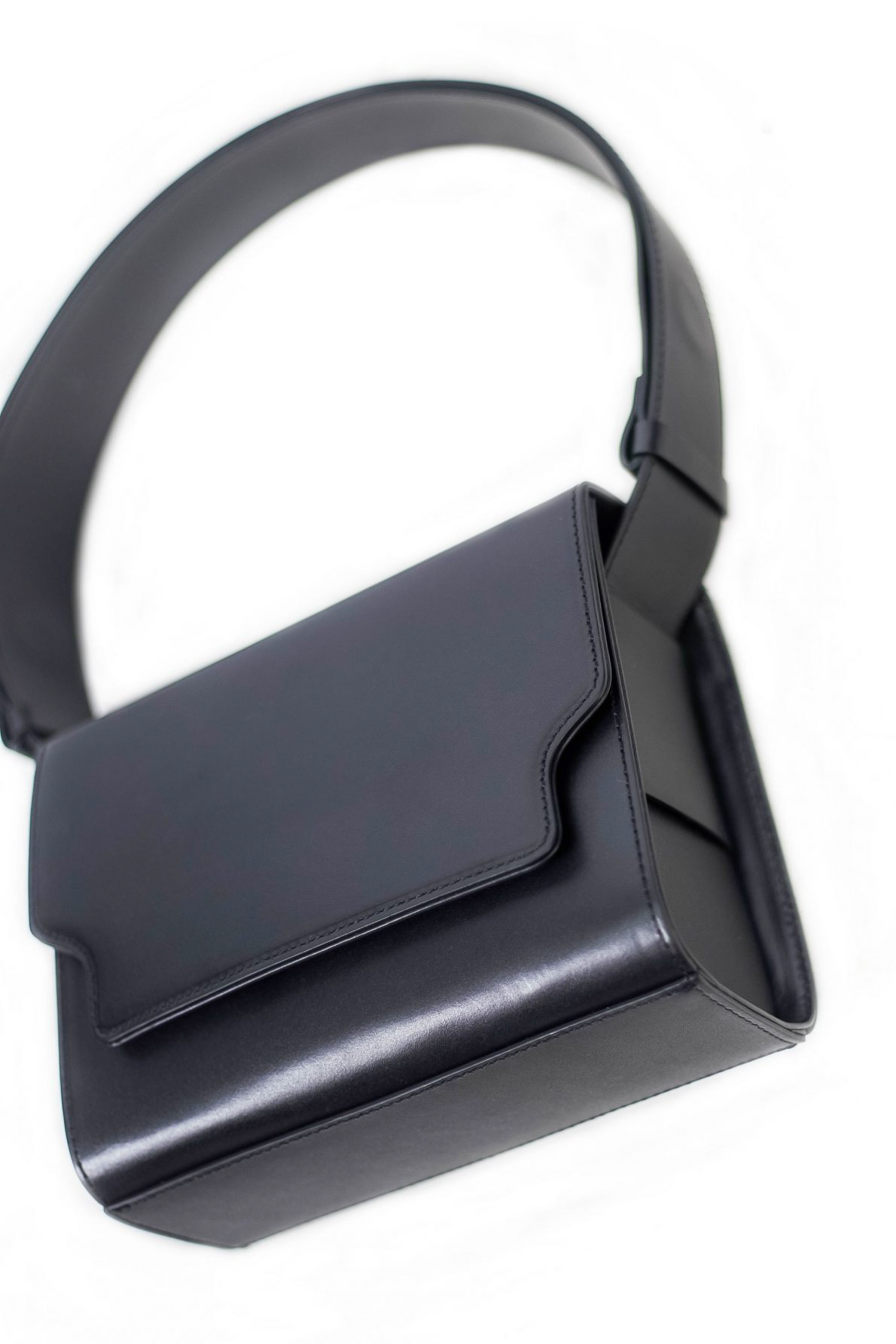 3-vava-sac-cuir-rabat-noir-marge-sherwood
