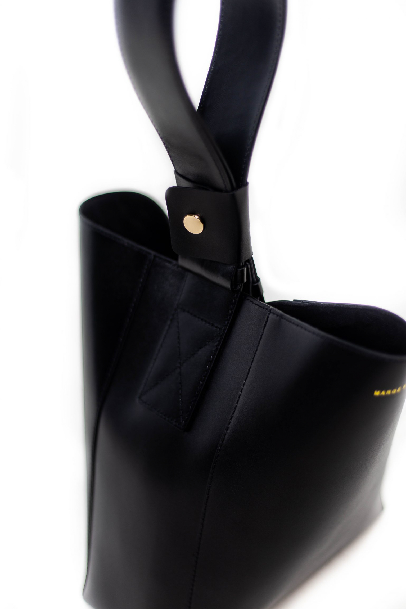 4-how-cabas-en-cuir-noir-marge-sherwood