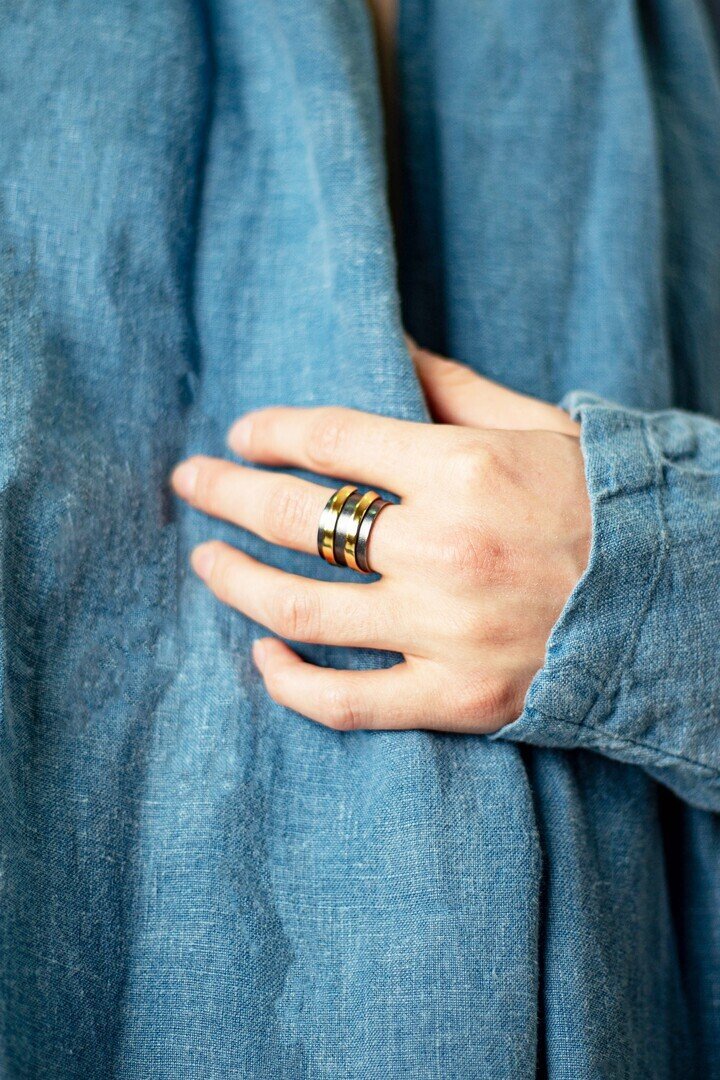 Oxidised silver basic ring -anneau en argent oxydé-Bague Dualité-Bague Basic argent anneau spirale laiton-Duality ring-bague Basic Ring argent oxydé Davilà Oxidised silver basic ring -anneau en argent oxydé-Bague Dualité-Bague Basic argent anneau spirale laiton-Duality ring-bague-argent-oxyde-2-en-1-davila-affaires-etrangeres-laiton