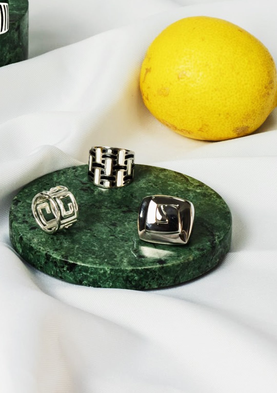 bague face carrée I argent massif miroité I Elliade bijoux I vue en détail I Label AÉ Paris bague face carrée I argent massif miroité I Elliade bijoux I vue en détail I Label AÉ Paris