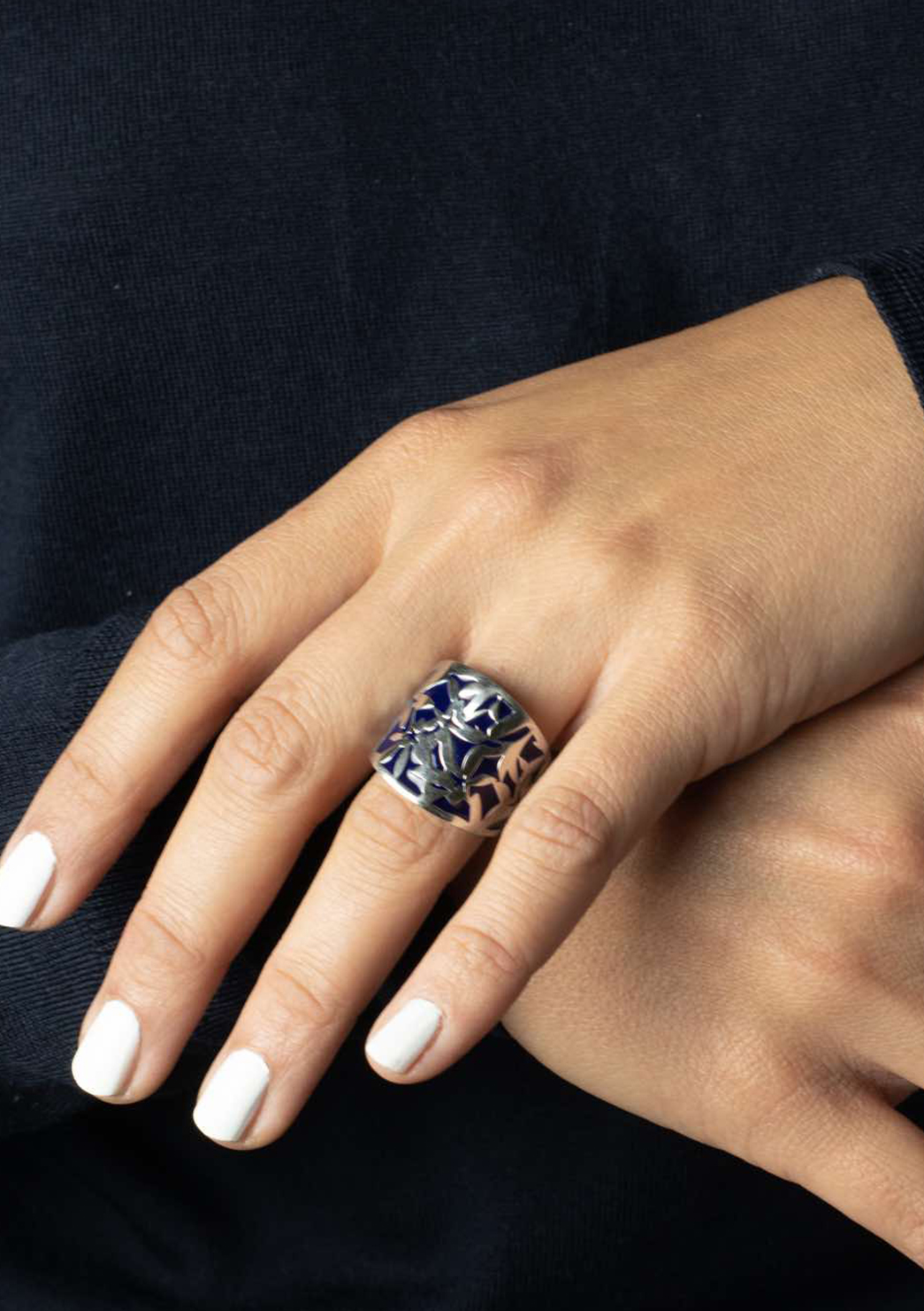 bague Bouquet I argent massif émail bleu nuit I Elliade I vue portée I Label AÉ Paris bague Bouquet I argent massif émail bleu nuit I Elliade I vue portée I Label AÉ Paris