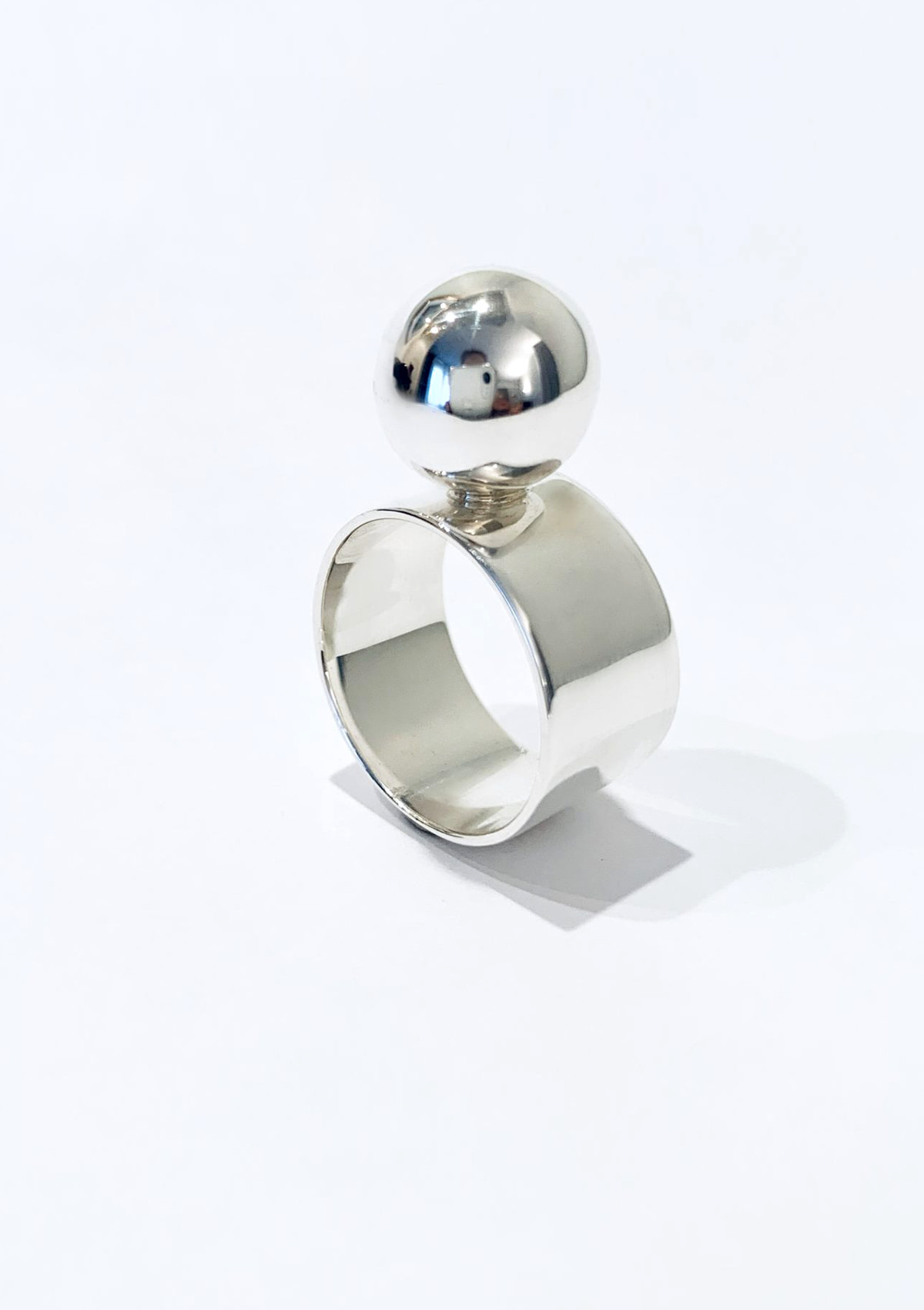 bague-large-et-sphere-bola-2 Bague large avec une sphère