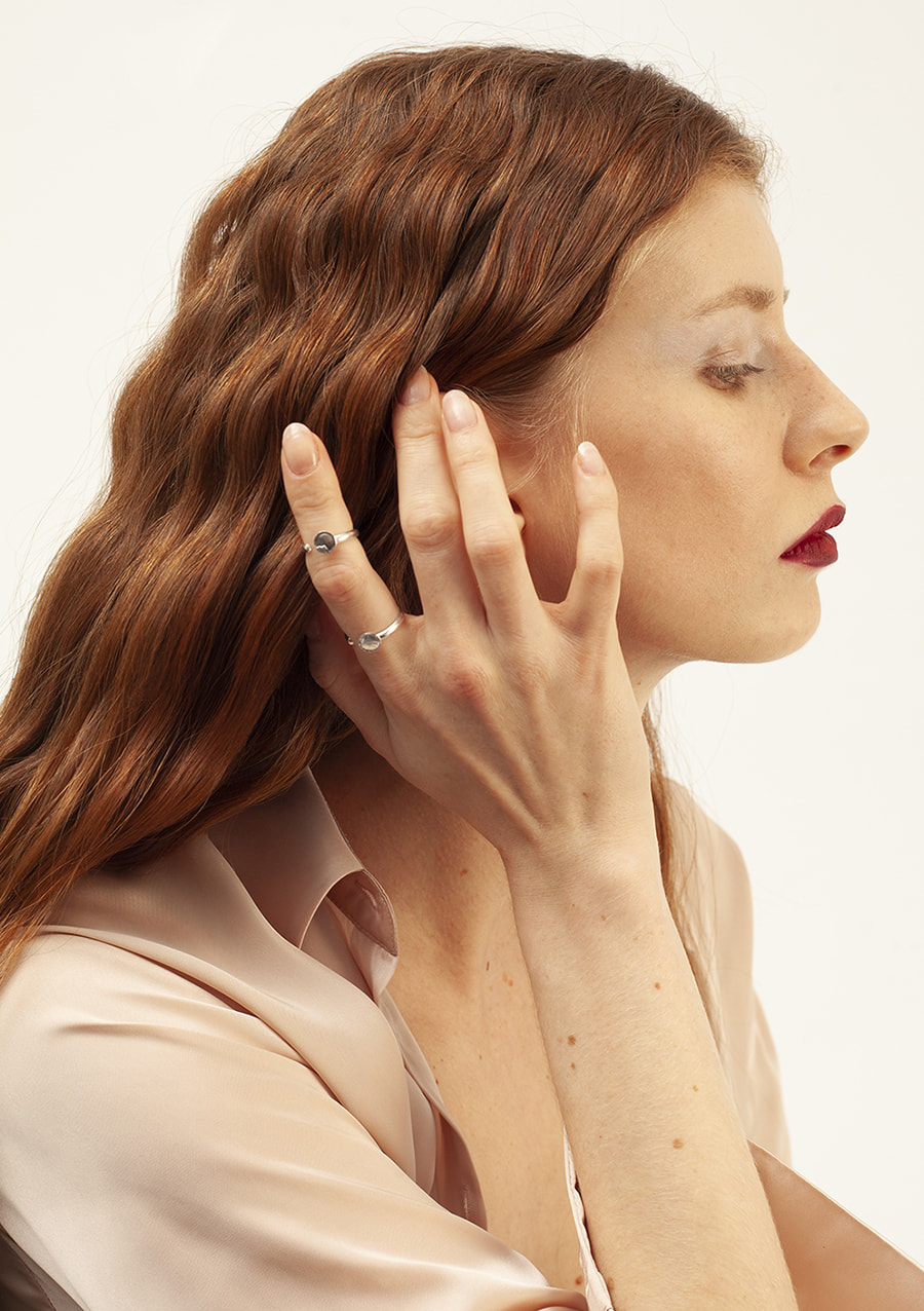 Bague ouverte à pastille Ayaba I argent I 9Pensées I Vue de profil I Label AÉ Paris Bague ouverte à pastille Ayaba I argent I 9Pensées I Vue de profil I Label AÉ Paris