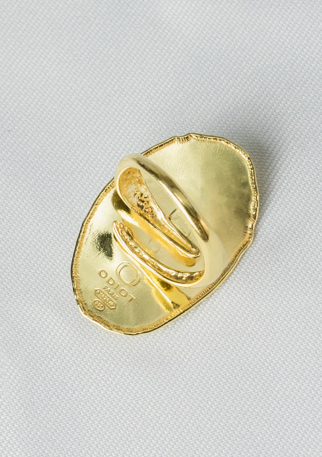 Bague réglable I cabochon d'Agate noire I argent massif doré à l'or 18 carats I Elliade Paris I vue arrière I Label AÉ Paris Bague réglable I cabochon d'Agate noire I argent massif doré à l'or 18 carats I Elliade Paris I vue arrière I Label AÉ Paris