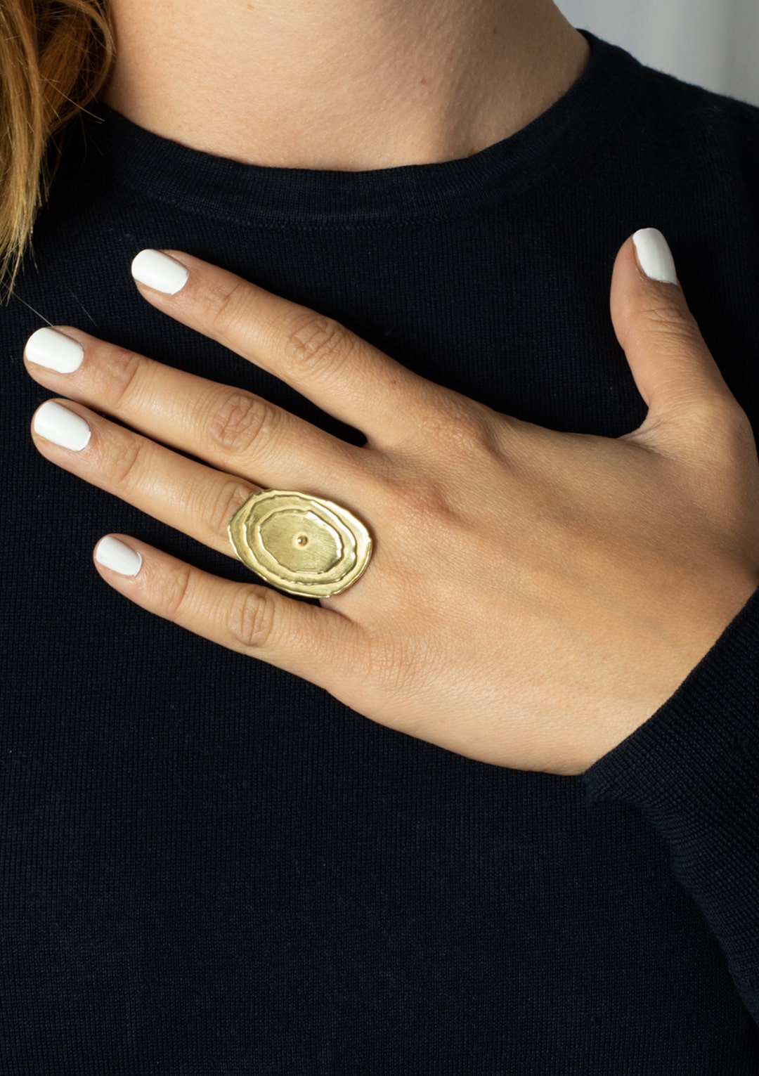 Bague réglable ovale Soleil I argent massif doré à l'or 18 carats I Elliade I vue portée I Label AÉ Paris Bague réglable ovale Soleil I argent massif doré à l'or 18 carats I Elliade I vue portée I Label AÉ Paris