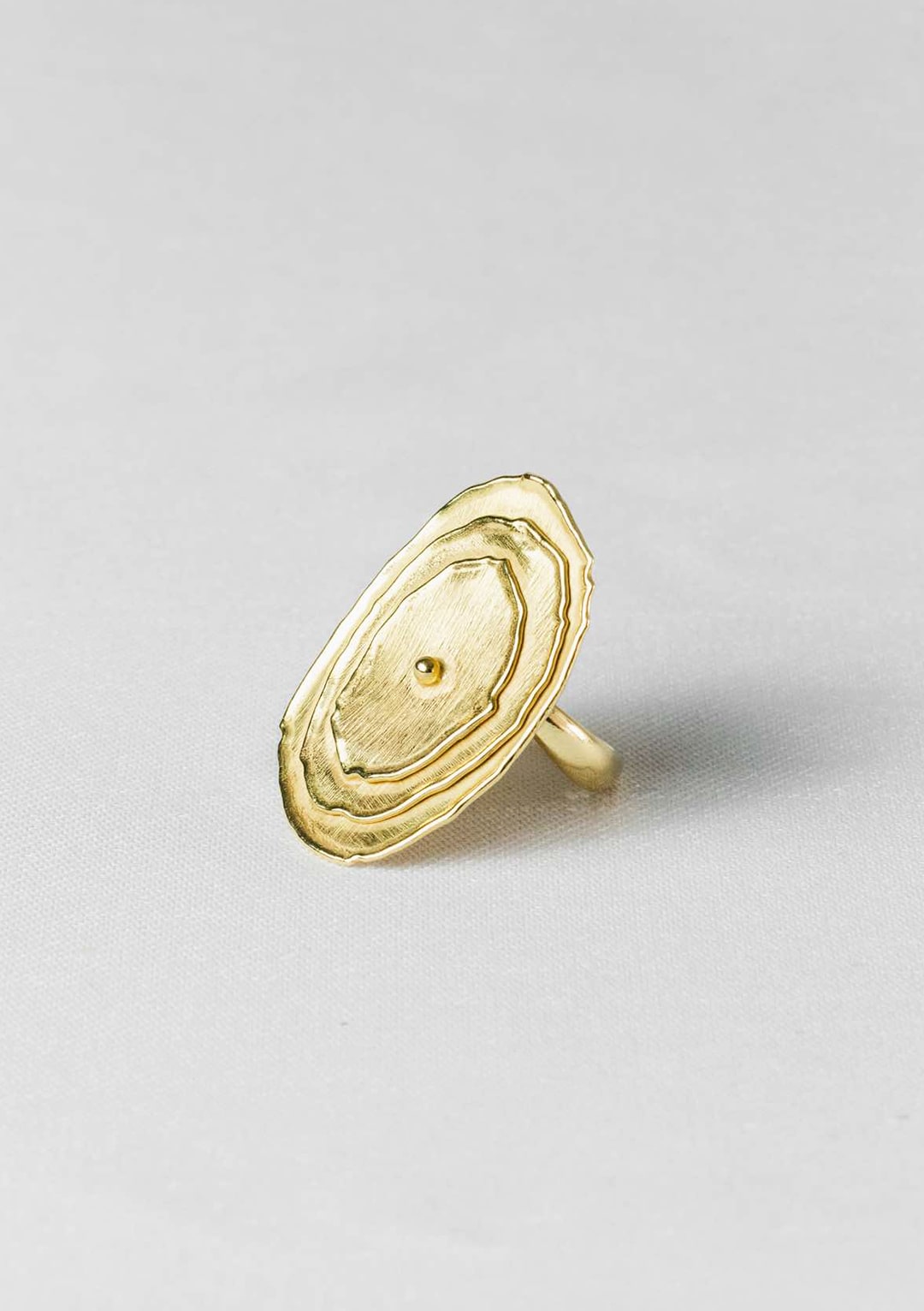 Bague réglable ovale Soleil I argent massif doré à l'or 18 carats I Elliade I vue de face I Label AÉ Paris Bague réglable ovale Soleil I argent massif doré à l'or 18 carats I Elliade I vue de face I Label AÉ Paris