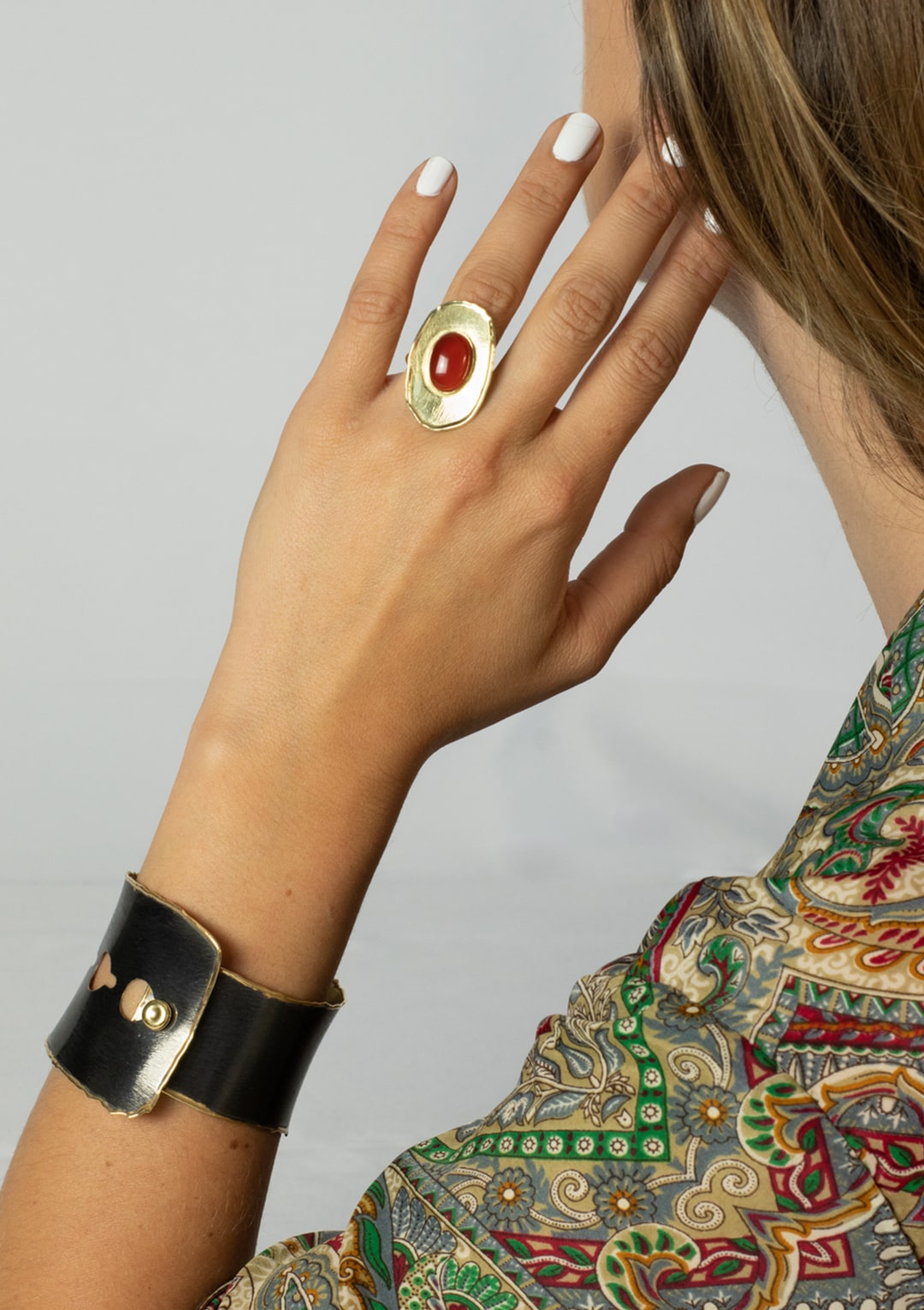 Bague réglable I cabochon de jade orange I argent massif doré à l'or 18 carats I Elliade Paris I vue principal 2 I Label AÉ Paris Bague réglable I cabochon de jade orange I argent massif doré à l'or 18 carats I Elliade Paris I vue principal 2 I Label AÉ Paris