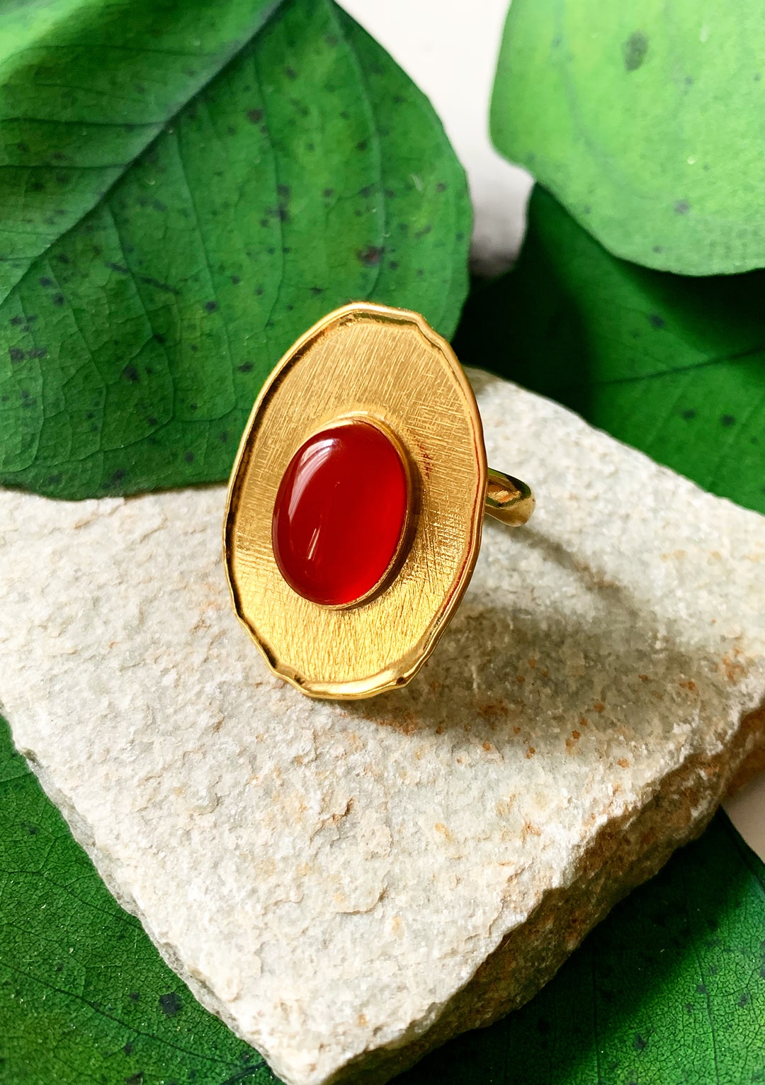 Bague réglable I cabochon de jade orange I argent massif doré à l'or 18 carats I Elliade Paris I vue principal I Label AÉ Paris Bague réglable I cabochon de jade orange I argent massif doré à l'or 18 carats I Elliade Paris I vue principal I Label AÉ Paris