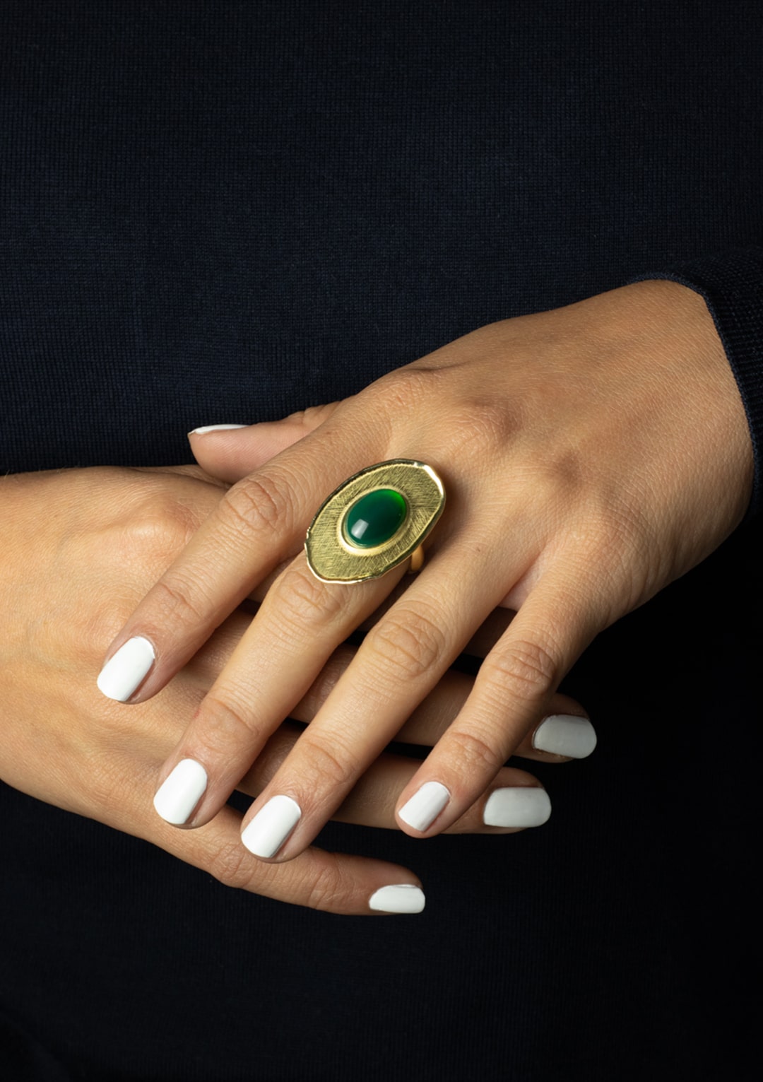 Bague réglable I cabochon de jade vert emeraude I argent massif doré à l'or 18 carats I Elliade Paris I vue portée I Label AÉ Paris Bague réglable I cabochon de jade vert emeraude I argent massif doré à l'or 18 carats I Elliade Paris I vue portée I Label AÉ Paris