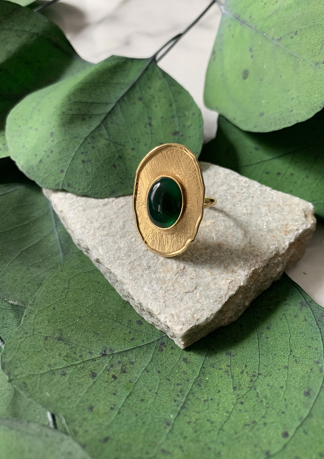 Bague réglable I cabochon de jade vert emeraude I argent massif doré à l'or 18 carats I Elliade Paris I vue principal I Label AÉ Paris Bague réglable I cabochon de jade vert emeraude I argent massif doré à l'or 18 carats I Elliade Paris I vue principal I Label AÉ Paris
