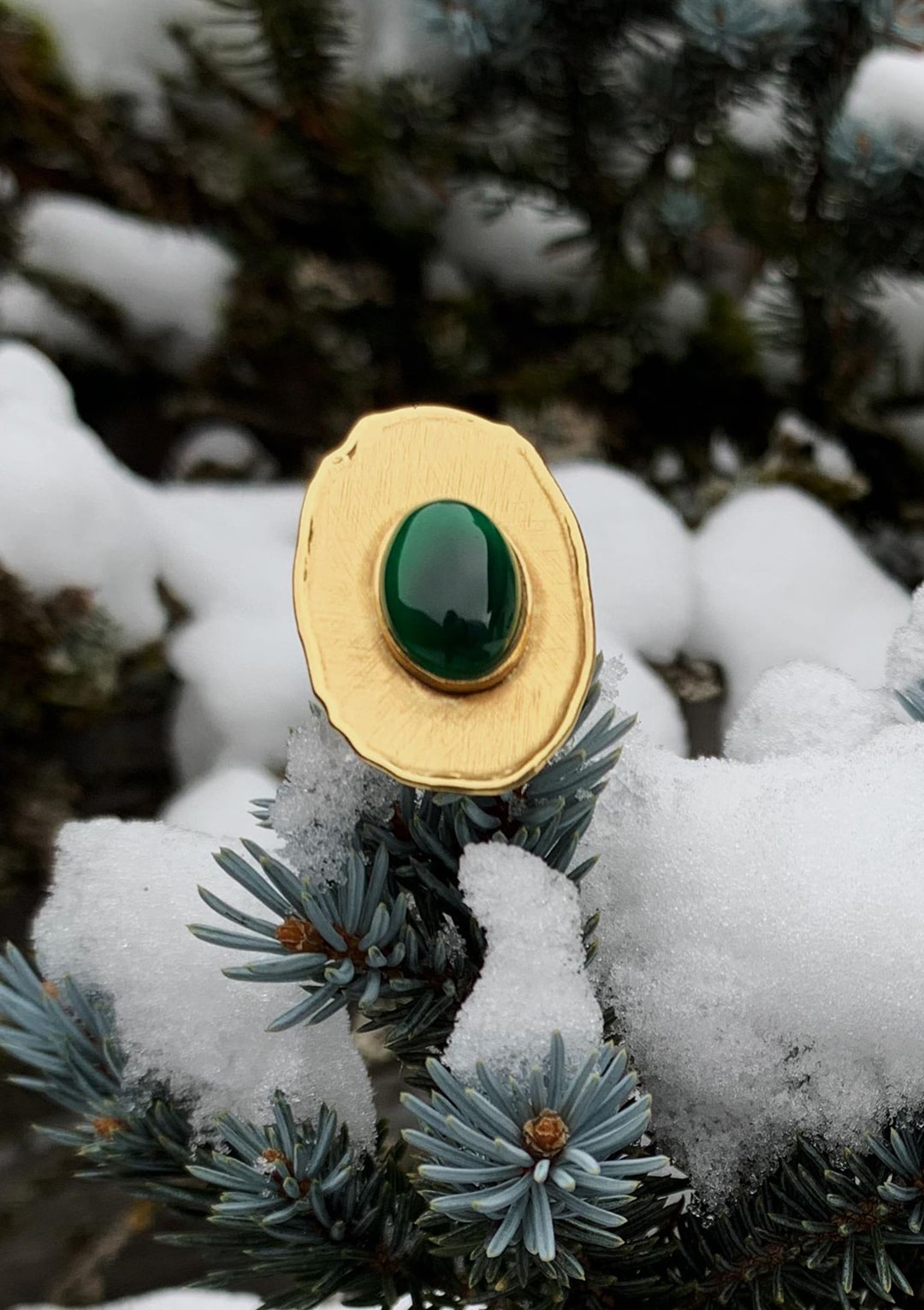 Bague réglable I cabochon de jade vert emeraude I argent massif doré à l'or 18 carats I Elliade Paris I vue de face I Label AÉ Paris Bague réglable I cabochon de jade vert emeraude I argent massif doré à l'or 18 carats I Elliade Paris I vue de face I Label AÉ Paris