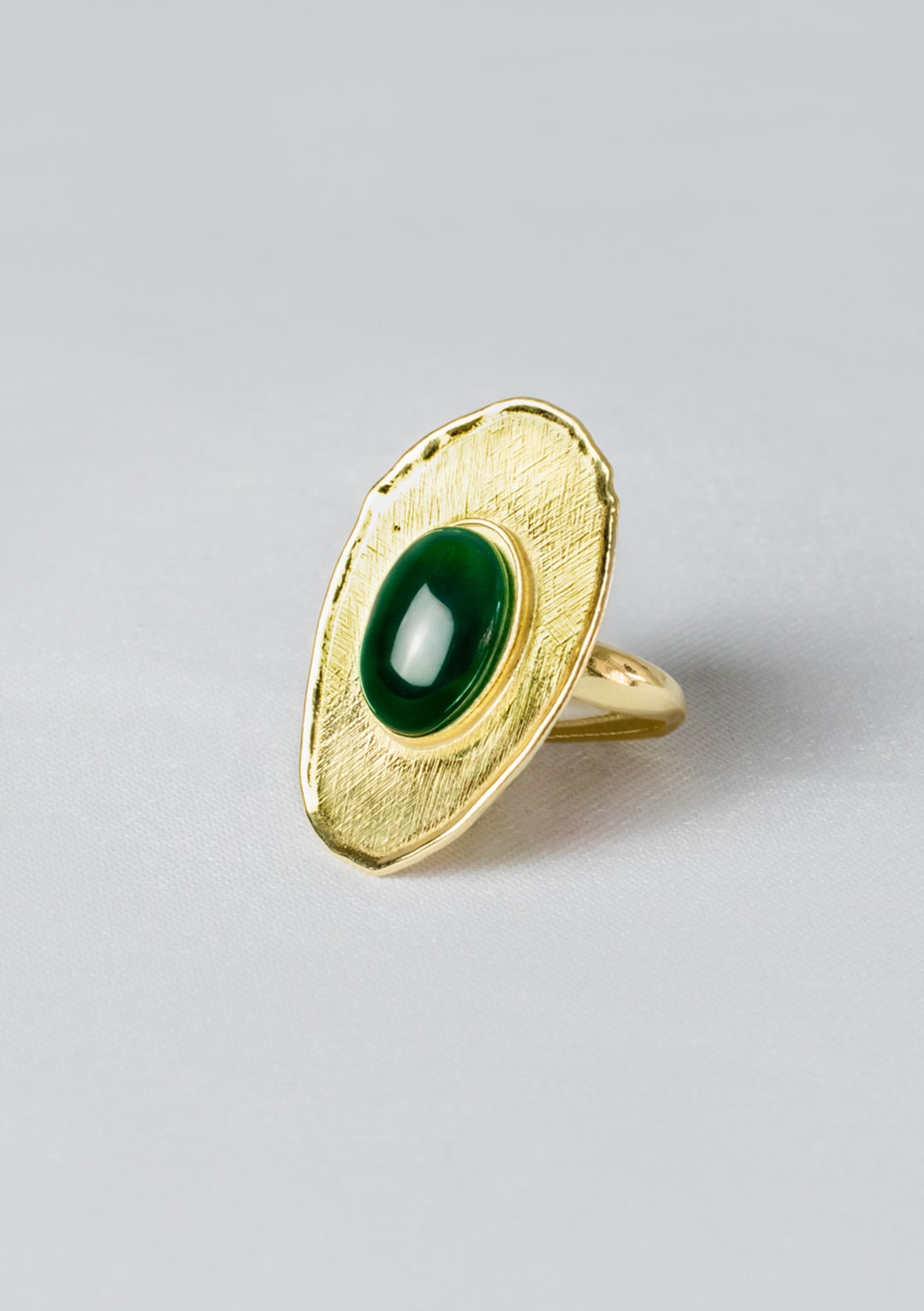 Bague réglable I cabochon de jade vert emeraude I argent massif doré à l'or 18 carats I Elliade Paris I vue principal I Label AÉ Paris Bague réglable I cabochon de jade vert emeraude I argent massif doré à l'or 18 carats I Elliade Paris I vue principal I Label AÉ Paris