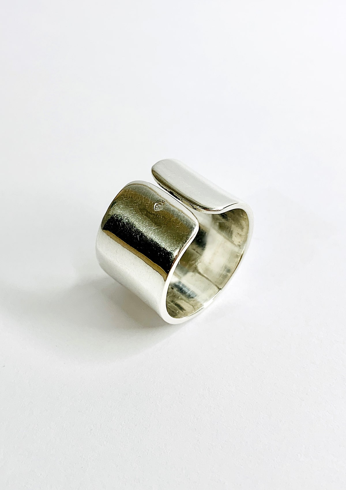 basic-ring-argent-vu-detail-laetitia-piffeteau-01-min