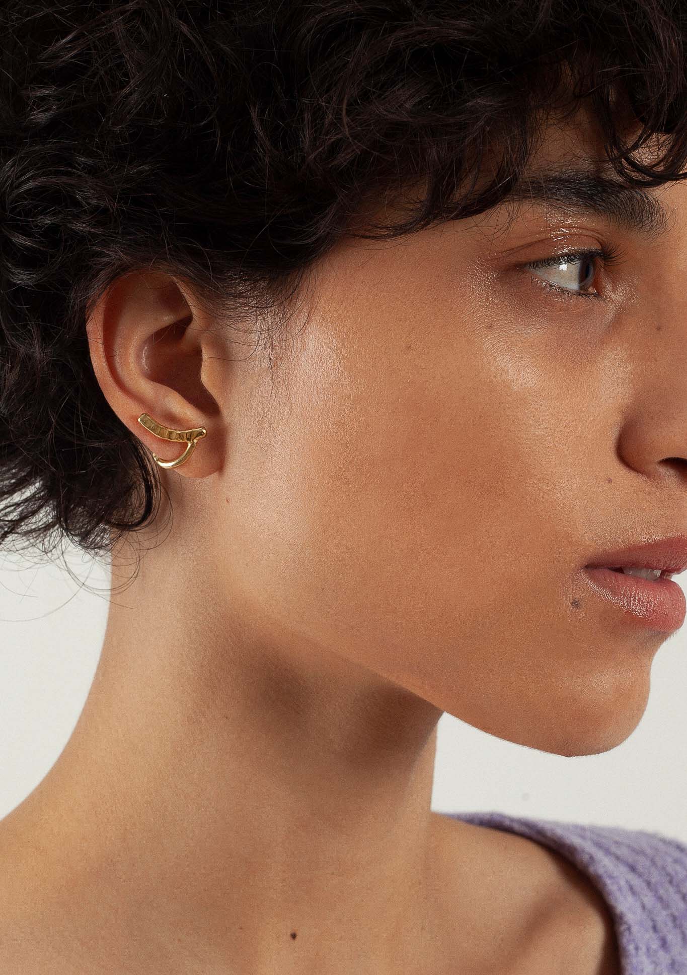 Boucle d'oreille de forme organic fait main bresma affaires Étrangères Boucle d'oreille de forme organic fait main Bresma affaires Étrangères