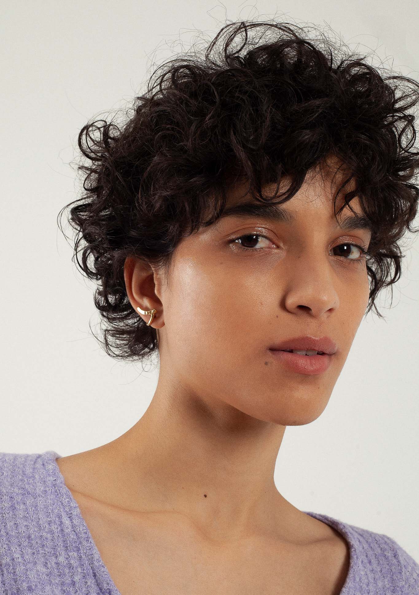 Boucle d'oreille de forme organique fait main affaires Étrangères Boucle d'oreille de forme organique fait main affaires Étrangères