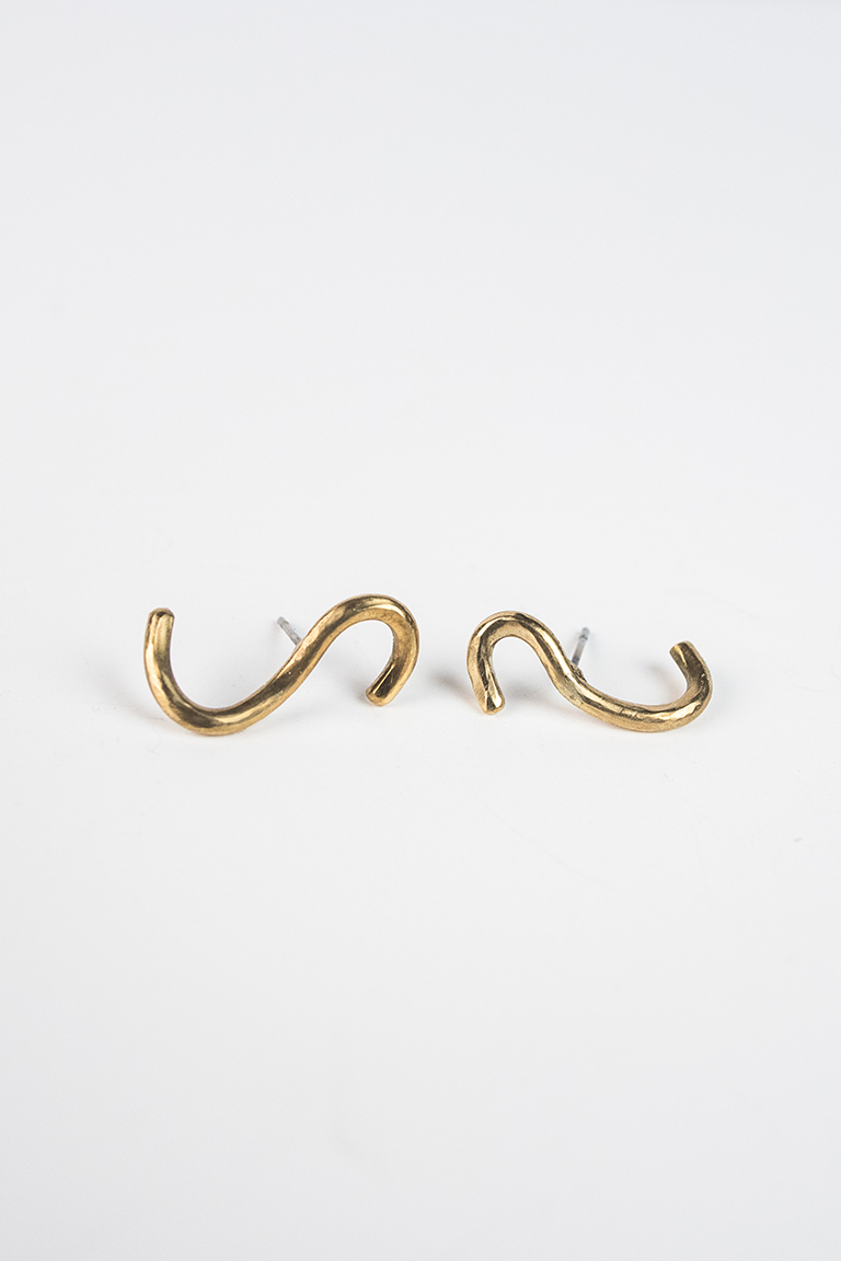 boucles-d-oreilles-a-puces-waves-detail Boucles d'oreilles a puces en laiton