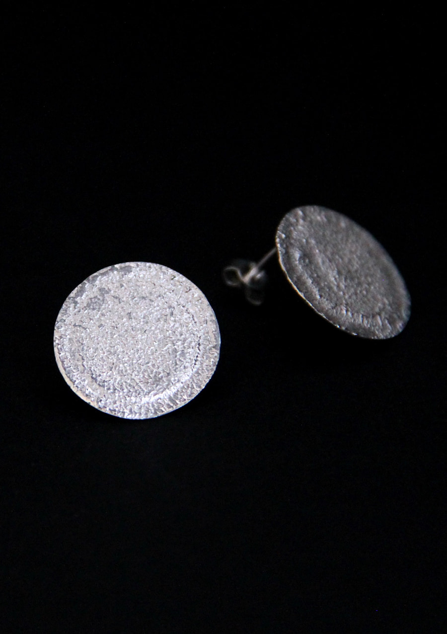 Boucles d'oreilles Vesta L I argent texturé I 9Pensées I Vue en détail 2 I Label AÉ Paris Boucles d'oreilles Vesta L I argent texturé I 9Pensées I Vue en détail 2 I Label AÉ Paris