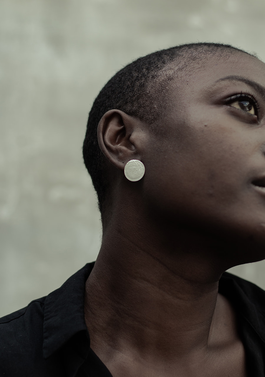 Boucles d'oreilles Vesta L I argent texturé I 9Pensées I Vue en détail 3 I Label AÉ Paris Boucles d'oreilles Vesta L I argent texturé I 9Pensées I Vue en détail 3 I Label AÉ Paris