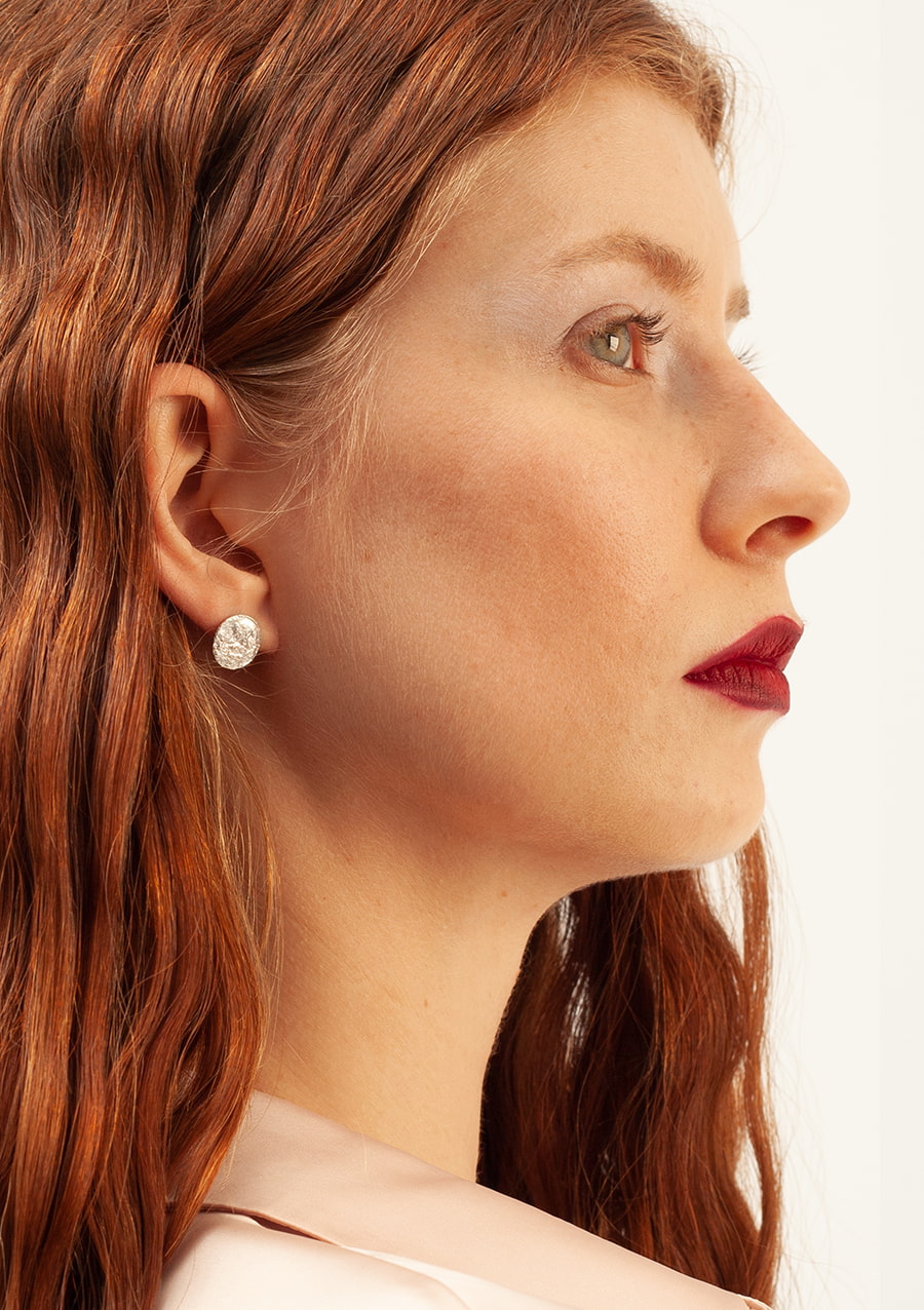 Boucles d'oreilles Vesta S I argent texturé I 9Pensées I vue Boucles d'oreilles Vesta S I argent texturé I 9Pensées I vue en détail 2 I Label AÉ Paris Boucles d'oreilles Vesta S I argent texturé I 9Pensées I vue Boucles d'oreilles Vesta S I argent texturé I 9Pensées I vue en détail 1 I Label AÉ Paris