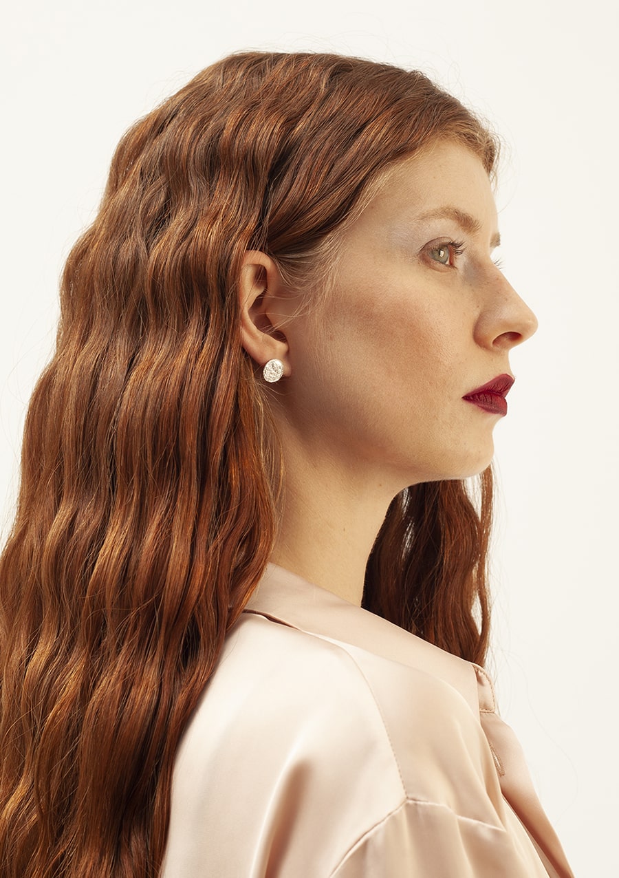 Boucles d'oreilles Vesta S I argent texturé I 9Pensées I vue Boucles d'oreilles Vesta S I argent texturé I 9Pensées I vue de profil I Label AÉ Paris Boucles d'oreilles Vesta S I argent texturé I 9Pensées I vue Boucles d'oreilles Vesta S I argent texturé I 9Pensées I vue de profil I Label AÉ Paris
