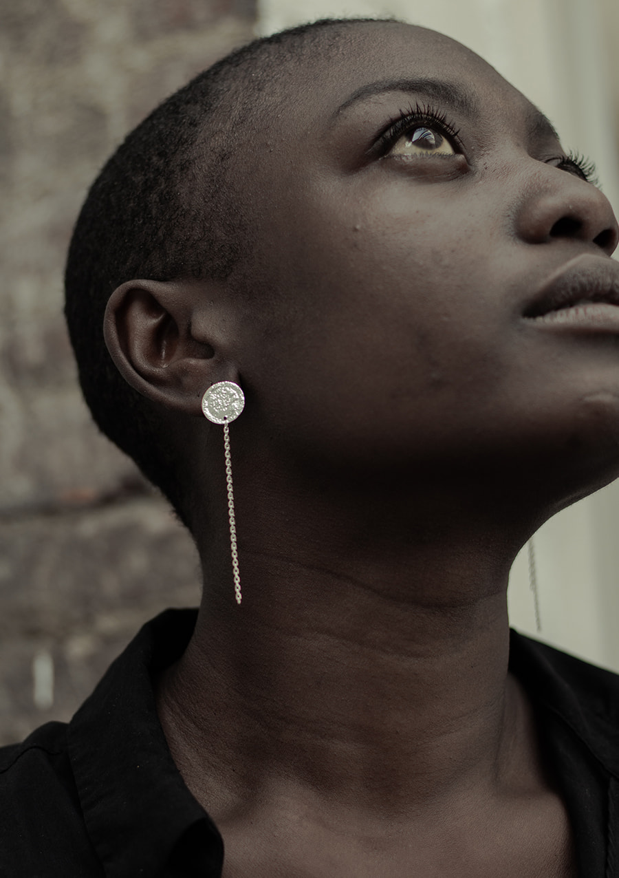 Boucles d'oreilles pendantes Hestia I argent texturé I 9Pensées I vue de profil I Label AÉ Paris Boucles d'oreilles pendantes Hestia I argent texturé I 9Pensées I vue de profil I Label AÉ Paris