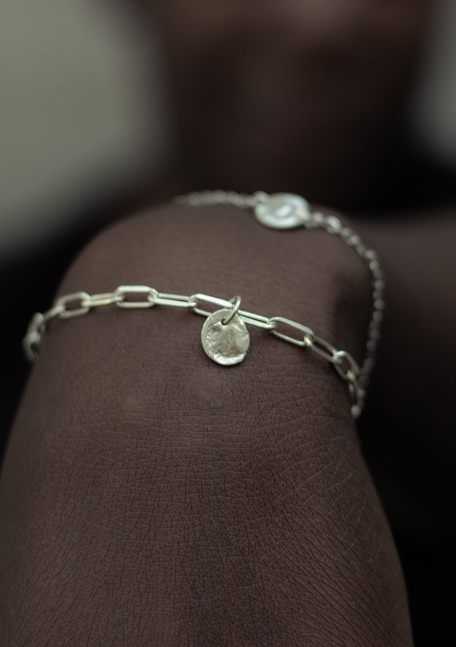 Bracelet et pastille Pelé I argent I 9Pensées I vue de face I Label AÉ Bracelet et pastille Pelé I argent I 9Pensées I vue de face I Label AÉ