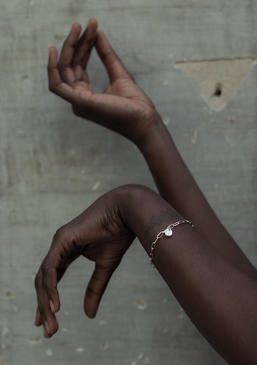 Bracelet et pastille Pelé I argent I 9Pensées I vue de profil I Label AÉ Bracelet et pastille Pelé I argent I 9Pensées I vue de profil I Label AÉ