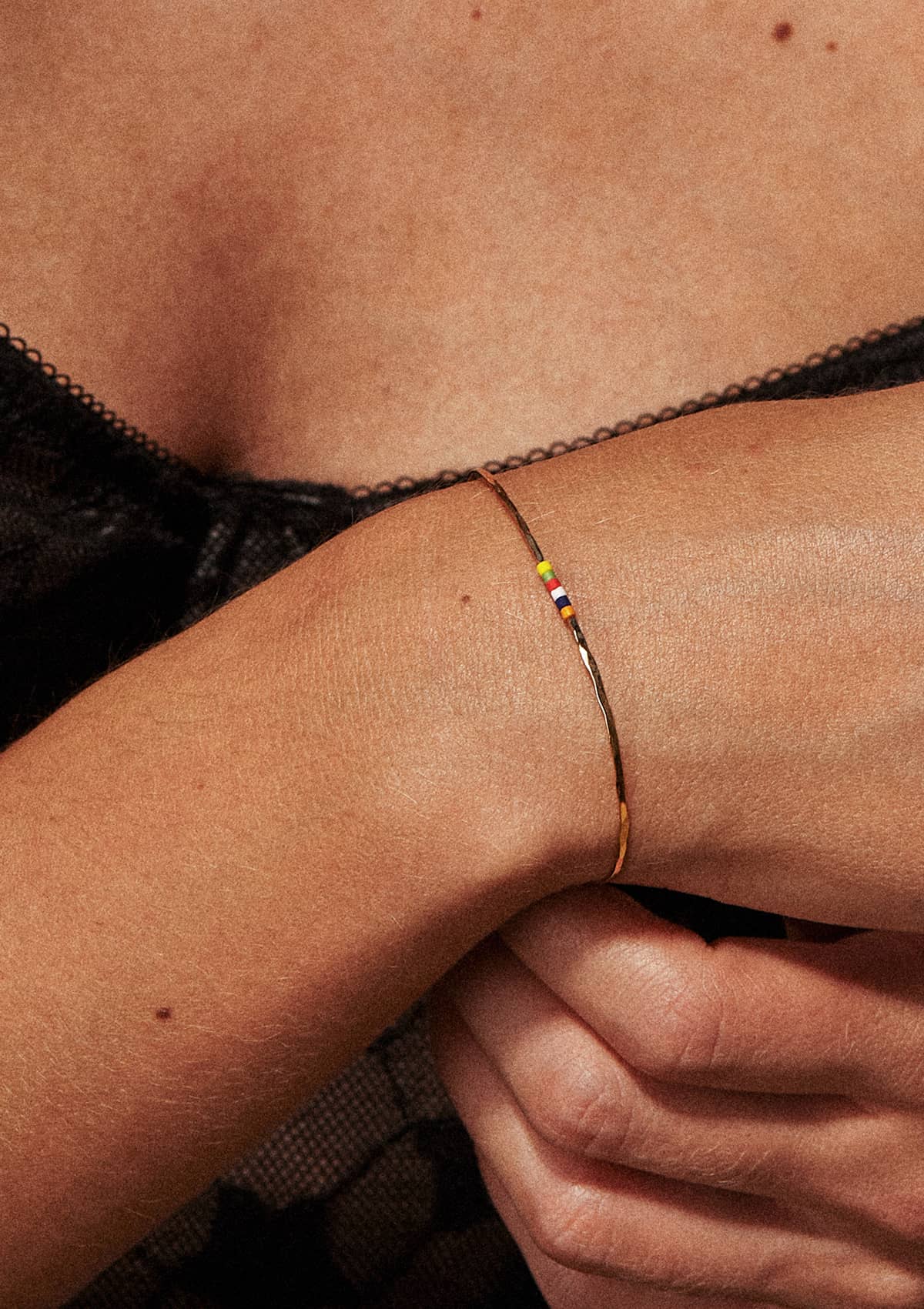 bracelet-fin-et-perles-acidule-detail