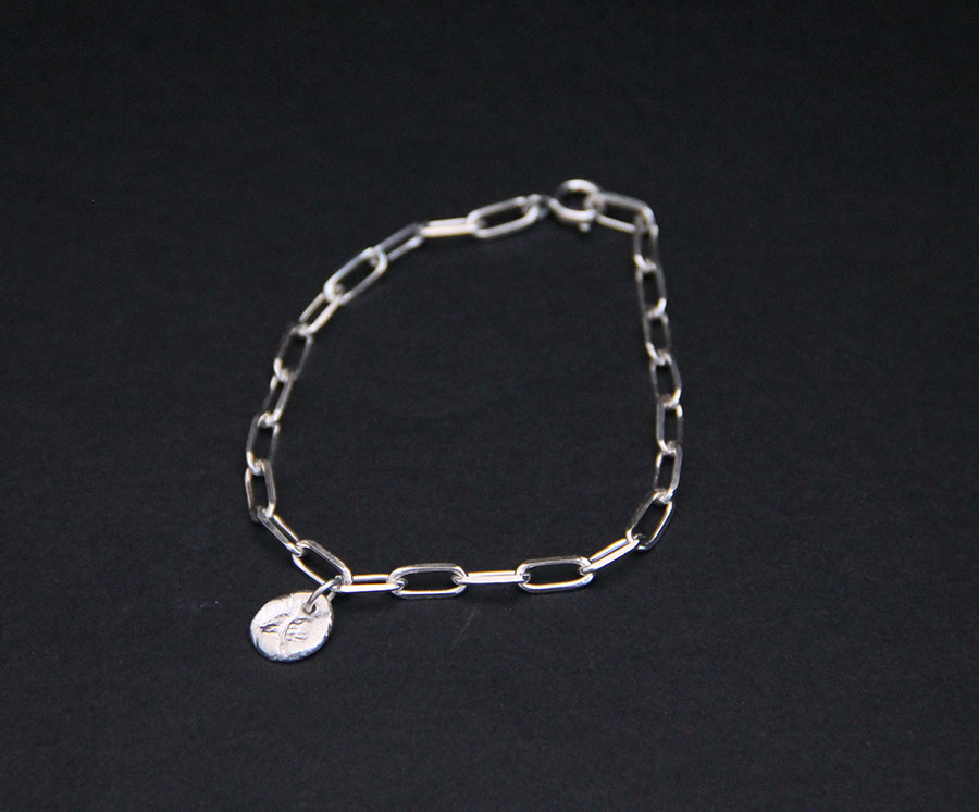 Bracelet et pastille Pelé I argent I 9Pensées I vue en détail I Label AÉ Bracelet et pastille Pelé I argent I 9Pensées I vue en détail I Label AÉ