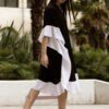 Robe en soie caftan à volent – Noir/blanc – Vue de profil | Label AÉ