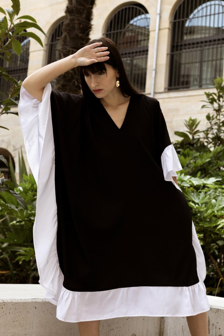 Robe en soie caftan à volent – Noir/blanc | Label AÉ Robe en soie caftan à volent – Noir/blanc | Label AÉ