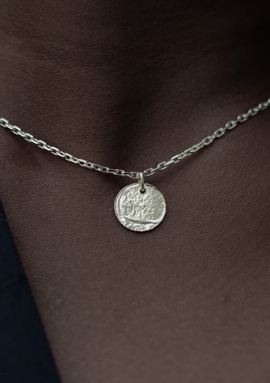 Collier pendentif texturé Eate I argent I 9Pensées I vue face I Label AÉ Paris Collier pendentif texturé Eate I argent I 9Pensées I vue face I Label AÉ Paris