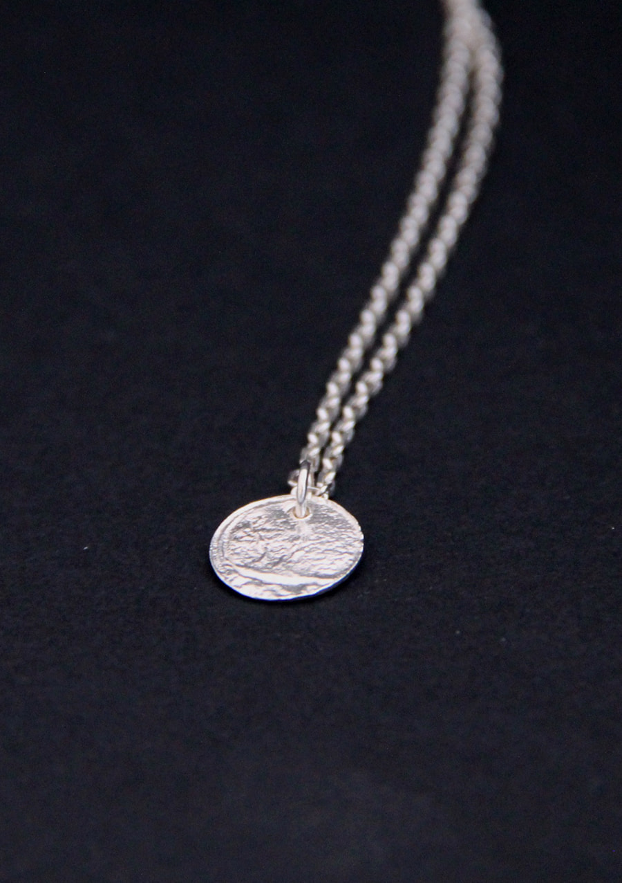 Collier pendentif texturé Eate I argent I 9Pensées I vue en détail I Label AÉ Paris Collier pendentif texturé Eate I argent I 9Pensées I vue en détail I Label AÉ Paris