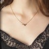 Collier court Jasmin avec pierres ou perles en verre de bohème de la créatrice Laetitia Piffeteau.