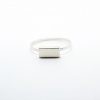 Bague Bauhaus Horizontal en argent massif avec un aspect brut et simple.