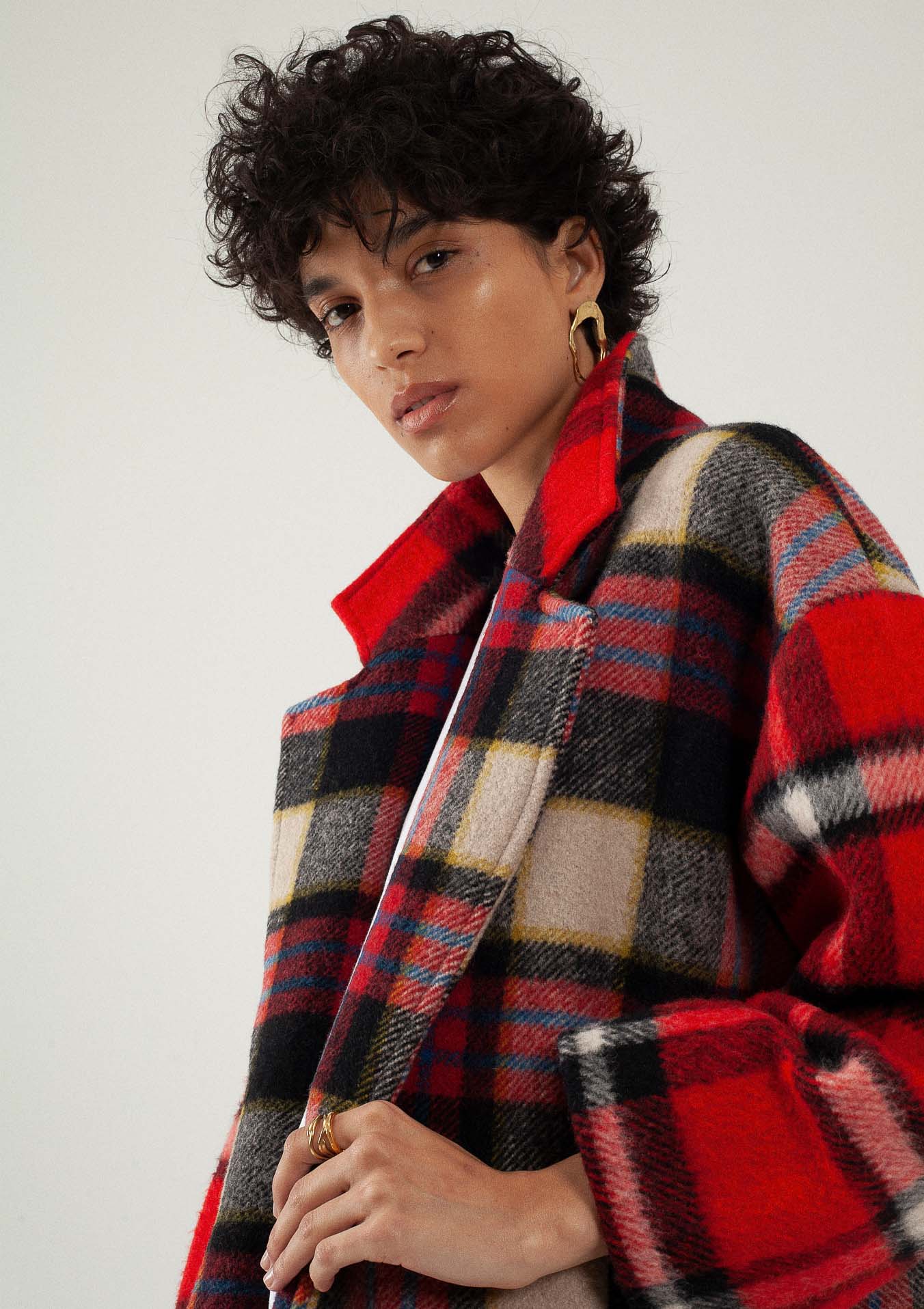 Manteau long en laine à carreaux rouges personnalisabe du créateur Tremblepierre - 2 Manteau long en laine à carreaux rouges personnalisabe du créateur Tremblepierre - 2