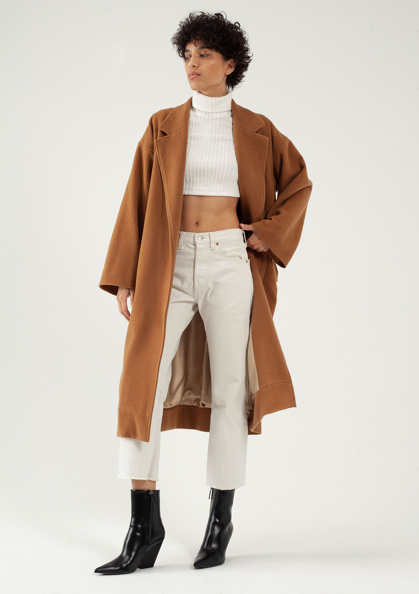 Manteau long camel oversize en laine par le créateur Tremblepierre. chez AFFAIRES ÉTRANGÈRES - 2 Manteau long camel oversize en laine par le créateur Tremblepierre. chez AFFAIRES ÉTRANGÈRES - 2