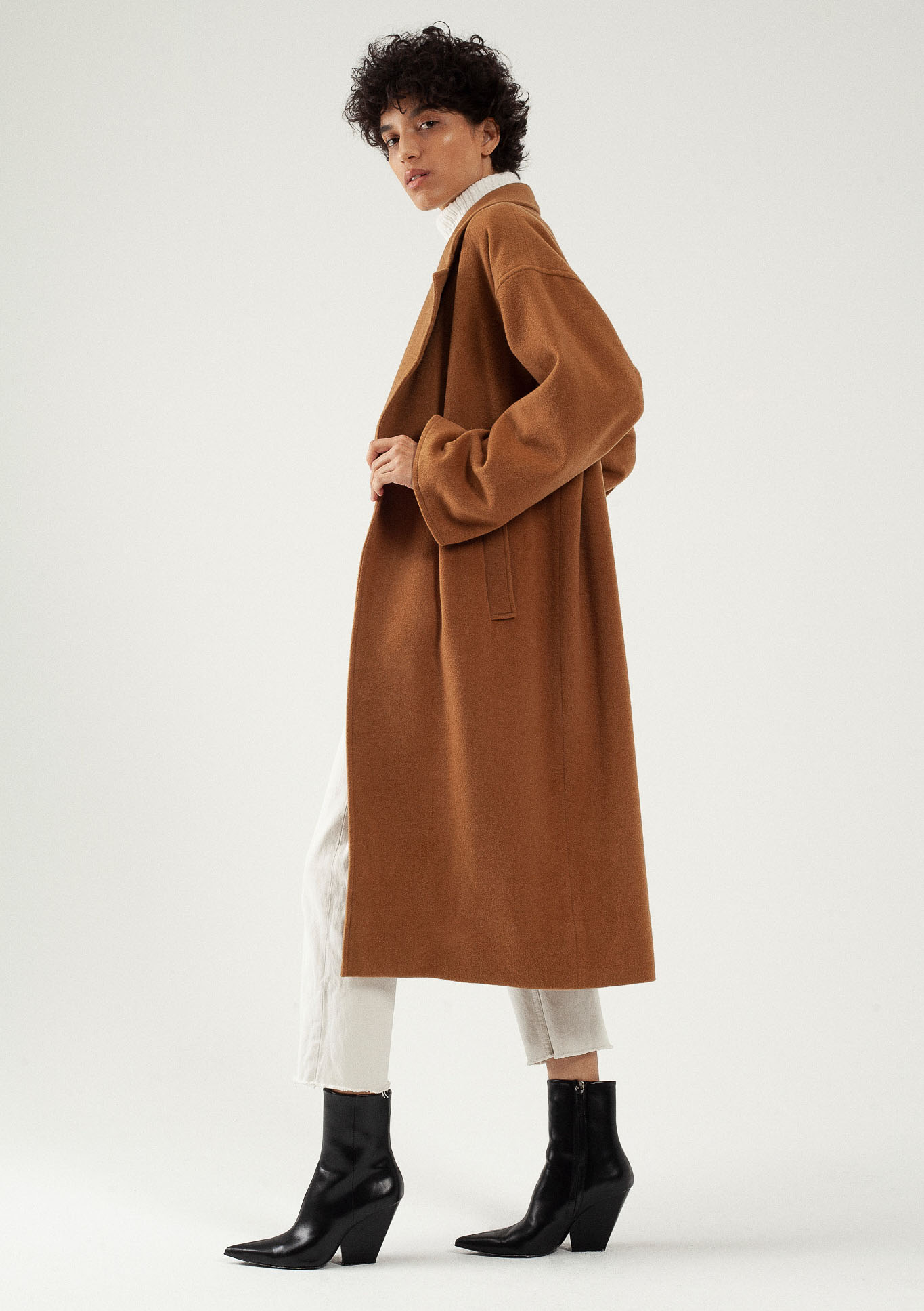 Manteau long camel oversize en laine par le créateur Tremblepierre. chez AFFAIRES ÉTRANGÈRES - 3 Manteau long camel oversize en laine par le créateur Tremblepierre. chez AFFAIRES ÉTRANGÈRES - 3