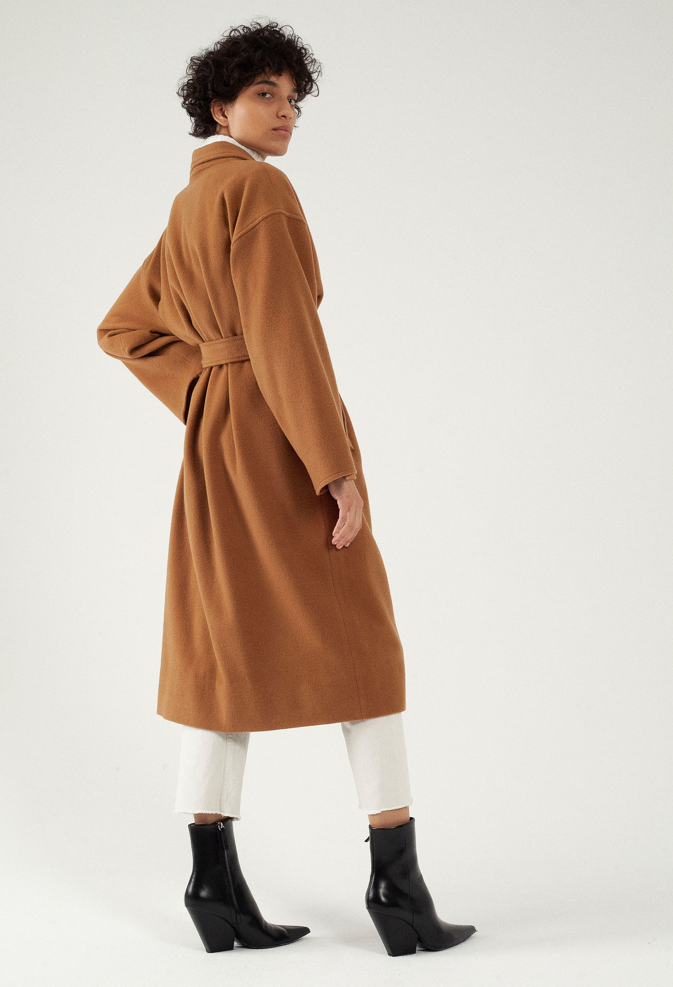 Manteau long camel oversize en laine par le créateur Tremblepierre. chez AFFAIRES ÉTRANGÈRES - 4 Manteau long camel oversize en laine par le créateur Tremblepierre. chez AFFAIRES ÉTRANGÈRES - 4