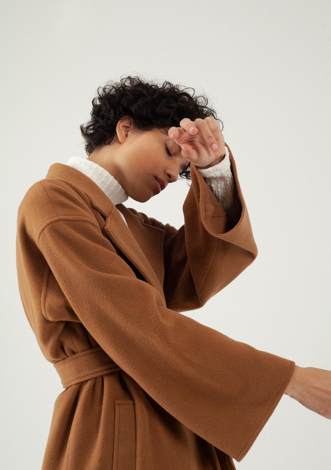 Manteau long camel oversize en laine par le créateur Tremblepierre. chez AFFAIRES ÉTRANGÈRES - 5 Manteau long camel oversize en laine par le créateur Tremblepierre. chez AFFAIRES ÉTRANGÈRES - 5