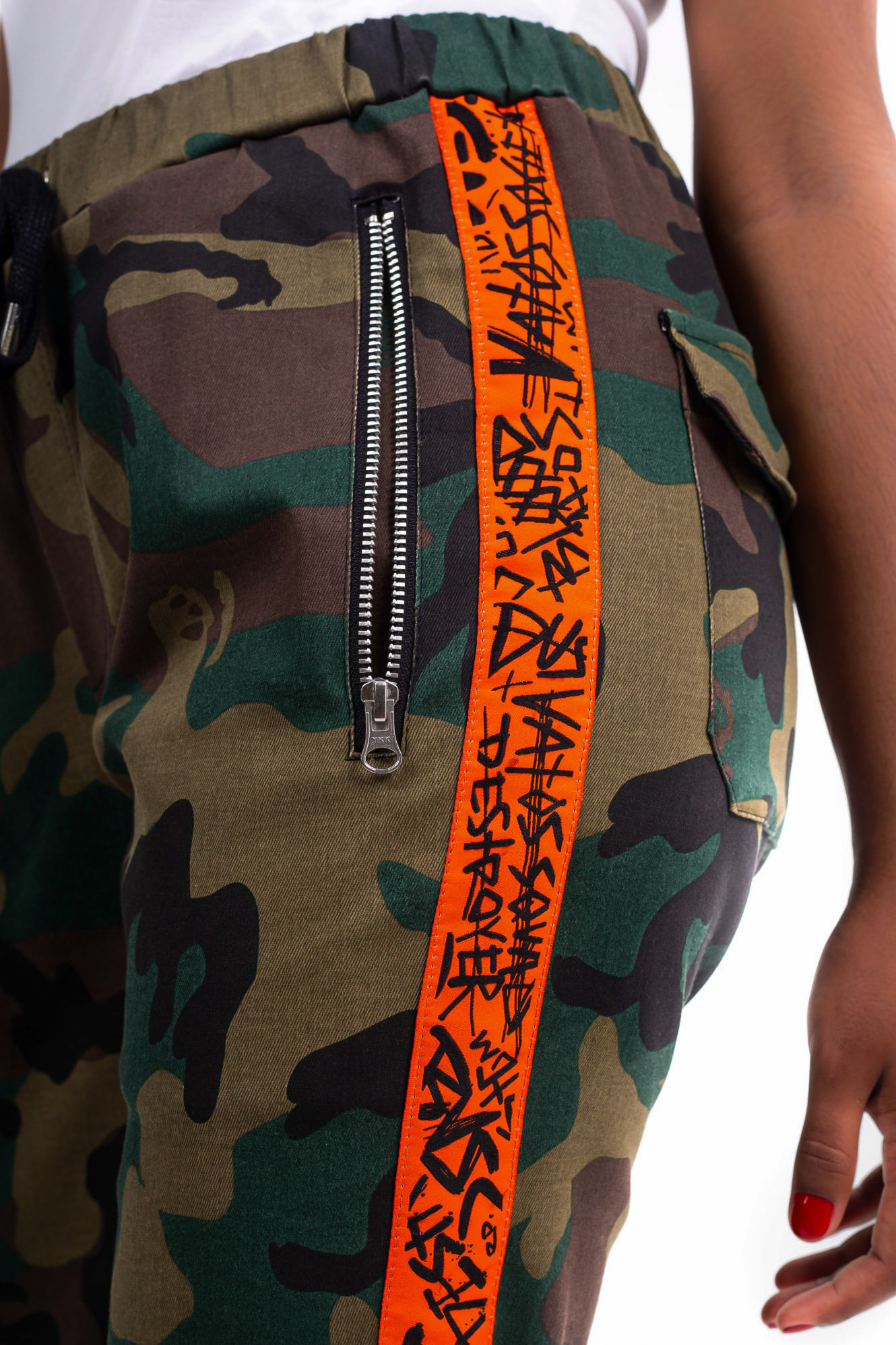 pantalon-sport-camouflage-bande-laterale-zip-stigma-detail-bande