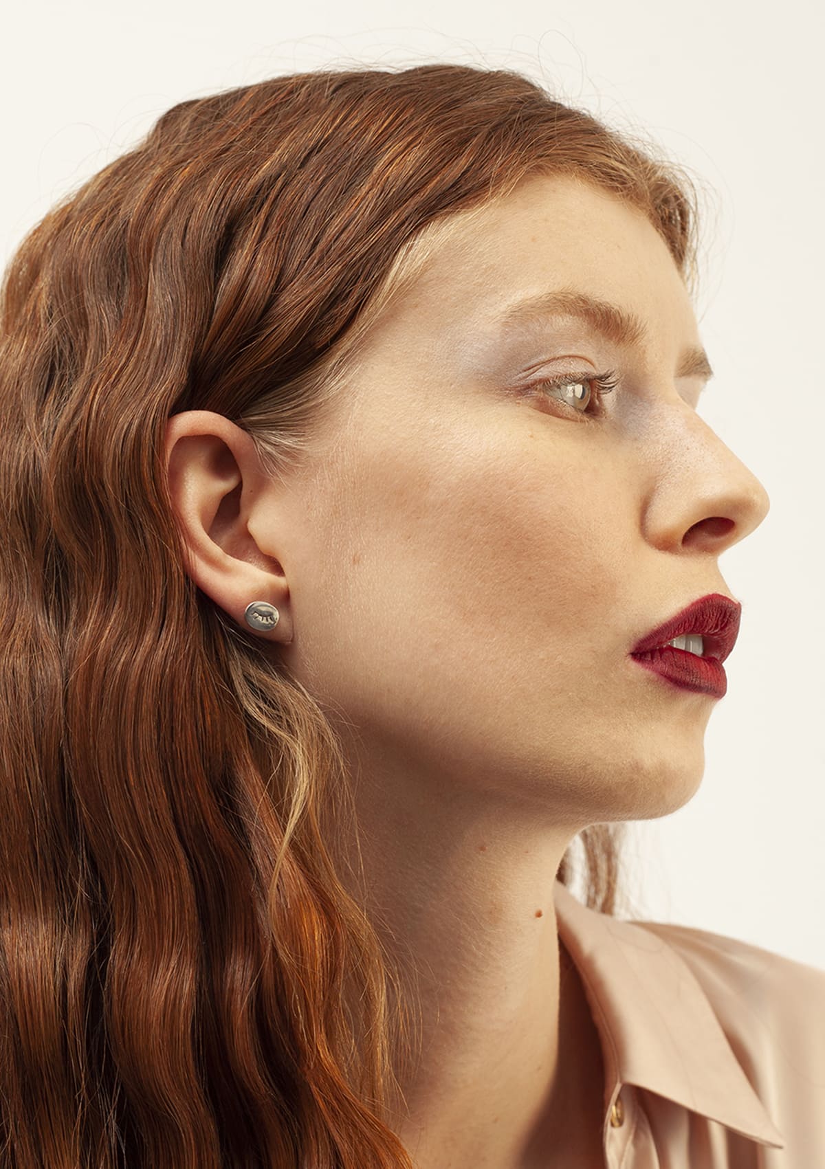 Puces d'oreilles I En argent massif I Vu de profil I Nina.Janvier I Label AÉ Paris Puces d'oreilles I En argent massif I Vu de profil I Nina.Janvier I Label AÉ Paris