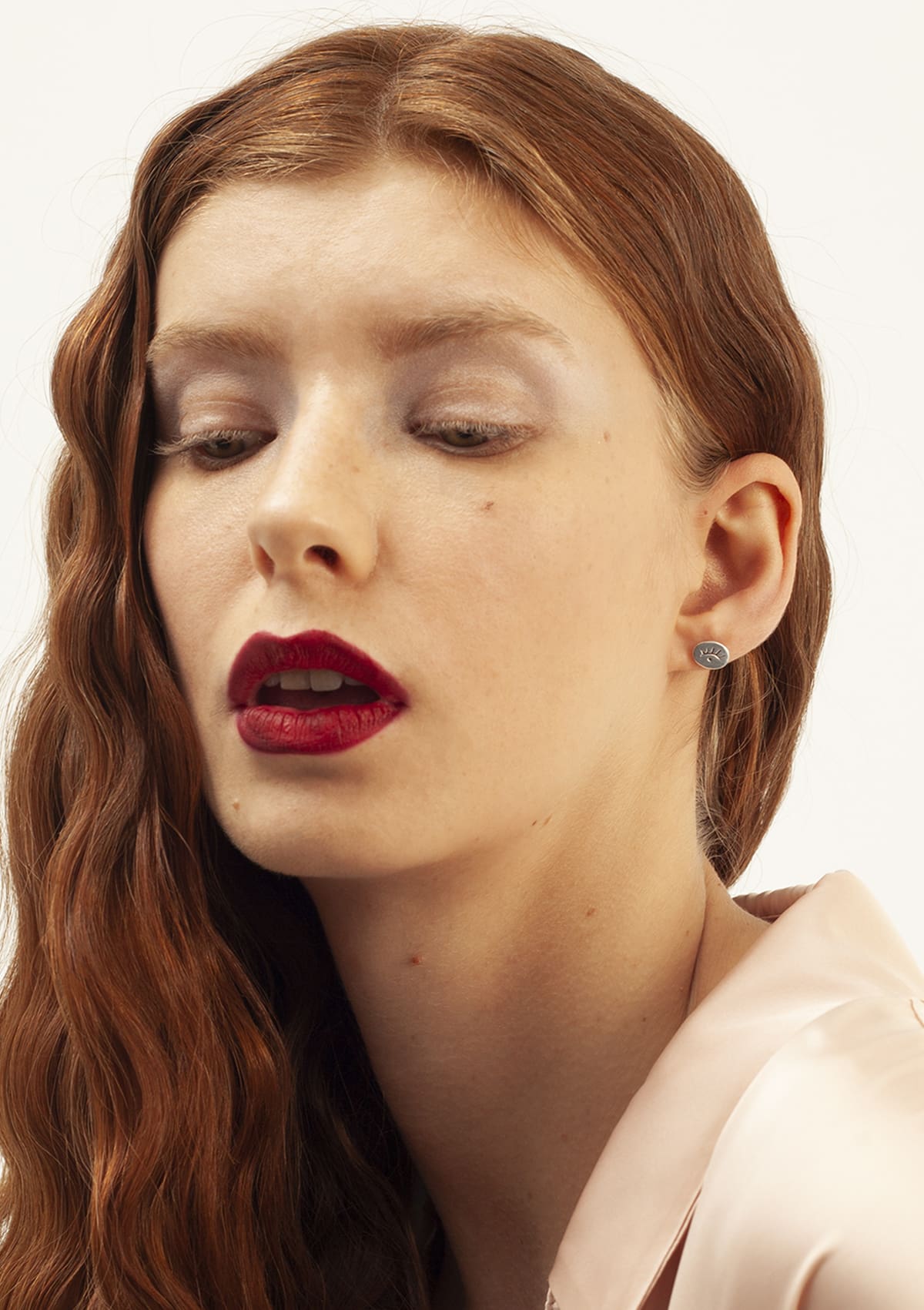 Puces d'oreilles I En argent massif I Vu de face I Nina.Janvier I Label AÉ Paris Puces d'oreilles I En argent massif I Vu en détail I Nina.Janvier I Label AÉ Paris