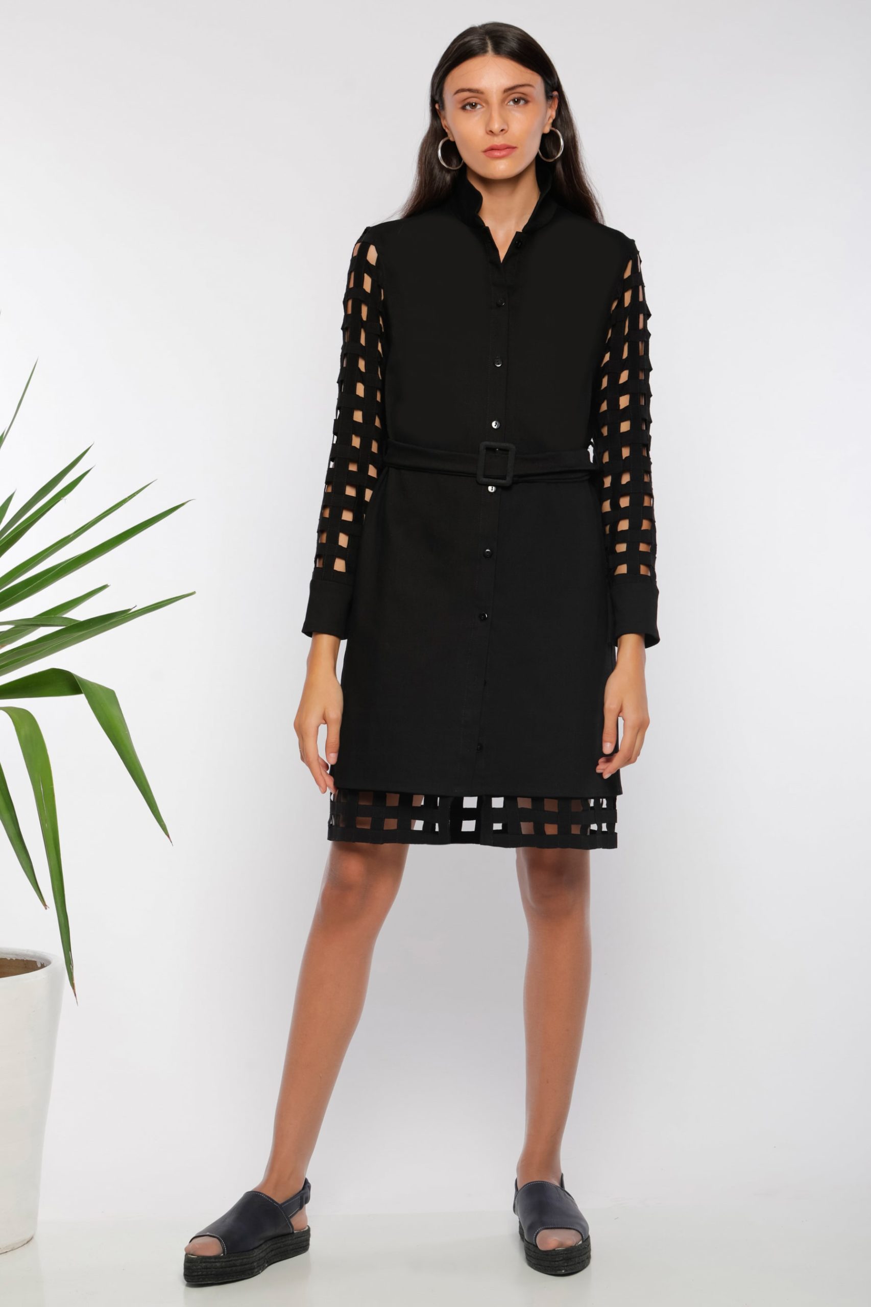 Robe chemise ajourée I En denim noir et coton I Anissa Aïda I Vue de face I Label AÉ Paris Robe chemise ajourée I En denim noir et coton I Anissa Aïda I Vue de face I Label AÉ Paris