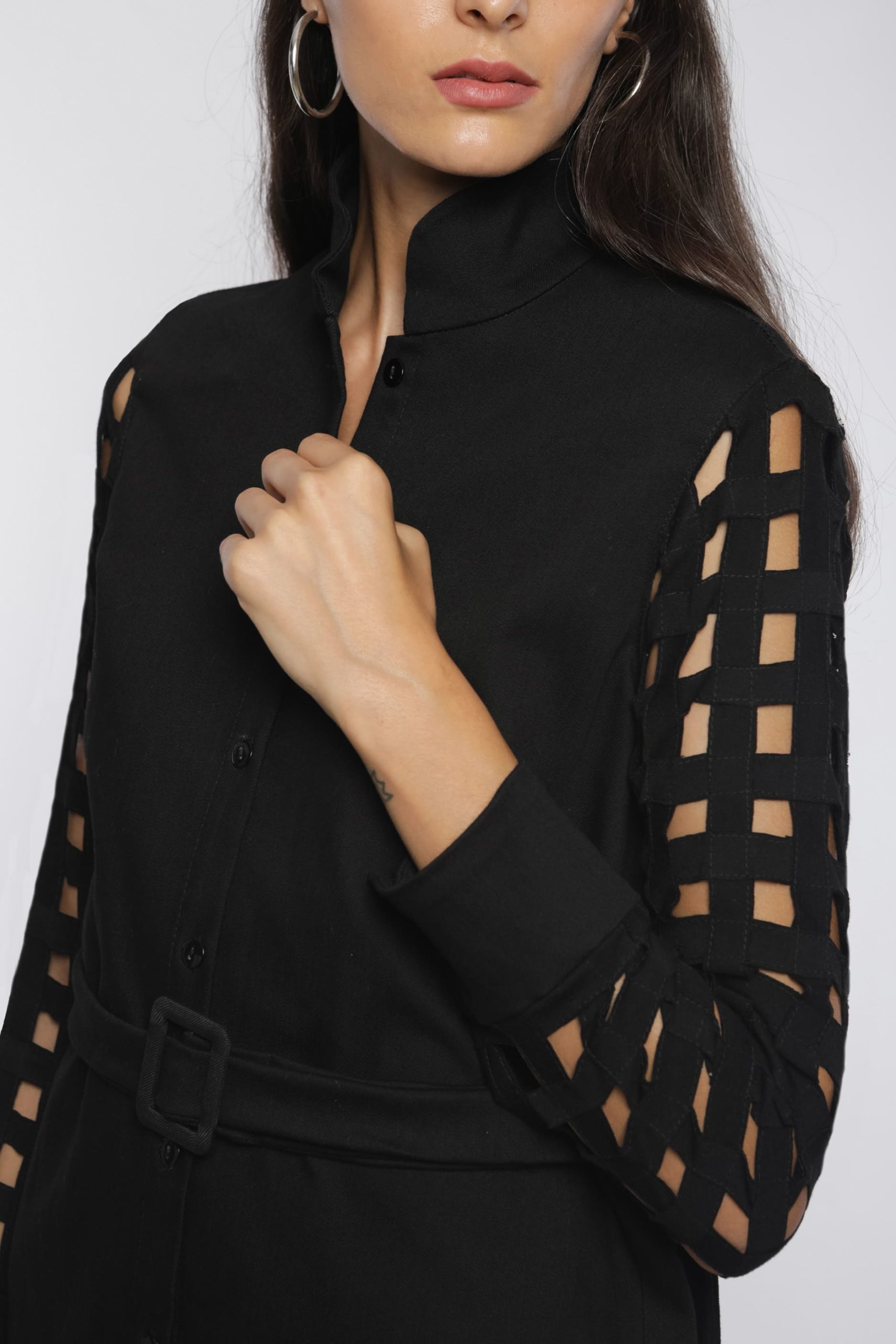 Robe chemise ajourée I En denim noir et coton I Anissa Aïda I Vue en détail I Label AÉ Paris Robe chemise ajourée I En denim noir et coton I Anissa Aïda I Vue en détail I Label AÉ Paris
