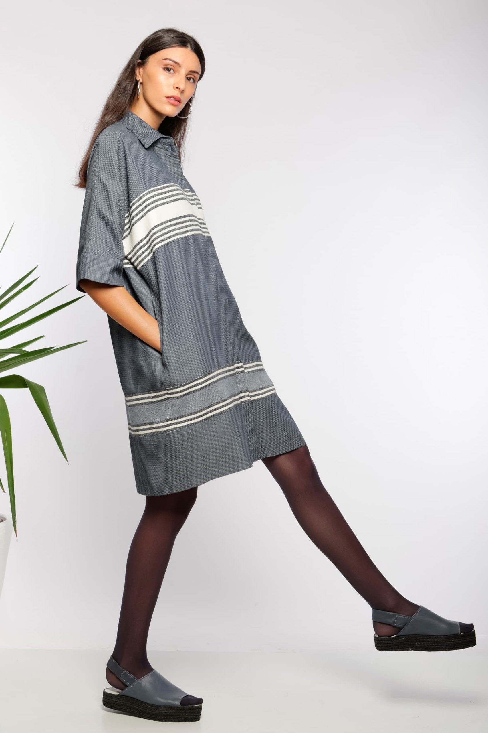 Robe chemise midi I En coton tissé à la main I Anissa Aïda I Vue de profil I Label AÉ Paris Robe chemise midi I En coton tissé à la main I Anissa Aïda I Vue de profil I Label AÉ Paris