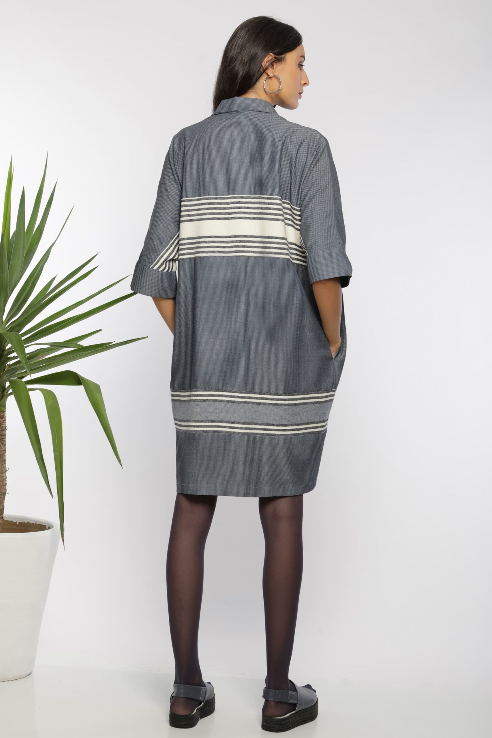 Robe chemise midi I En coton tissé à la main I Anissa Aïda I Vue de dos I Label AÉ Paris Robe chemise midi I En coton tissé à la main I Anissa Aïda I Vue de dos I Label AÉ Paris