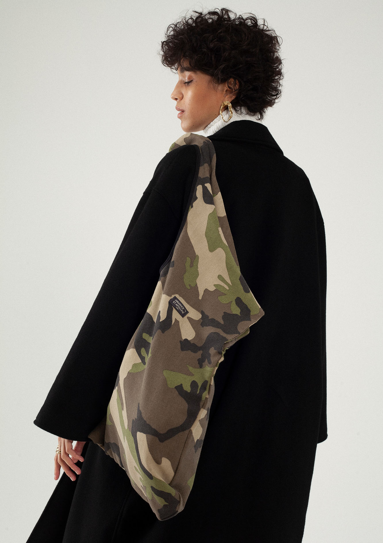 Sac ergonomique en coton – Vue de dos – Armance & Apolline | Label AÉ Sac ergonomique en coton – Vue de dos – Armance & Apolline | Label AÉ